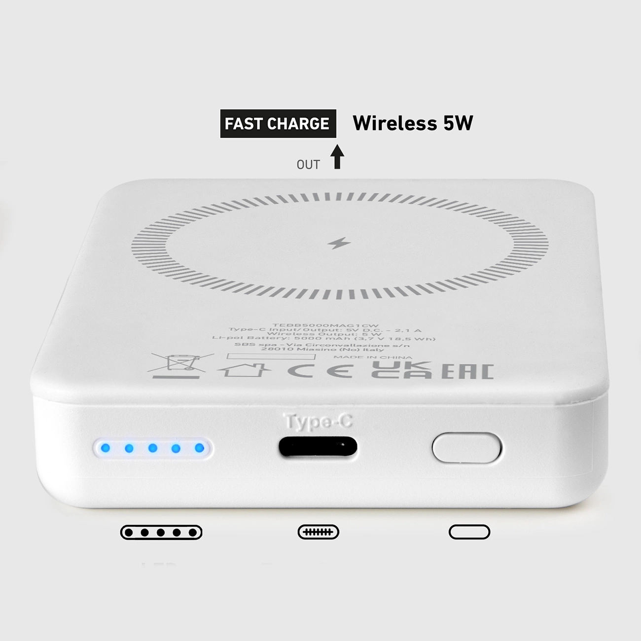Un caricatore wireless bianco con testo 'FAST CHARGE Wireless 5W'. Mostra porte, indicatori e un'area di ricarica wireless.