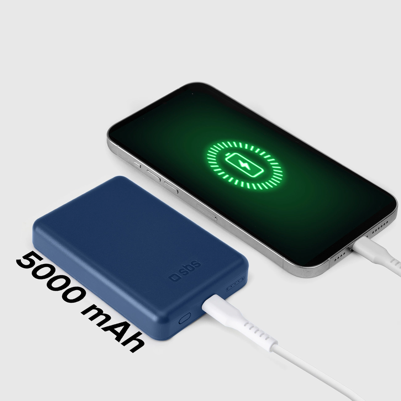 Niebieski power bank ładuje telefon z zielonym symbolem ładowania. Biały kabel je łączy. Widoczny tekst 5000 mAh.
