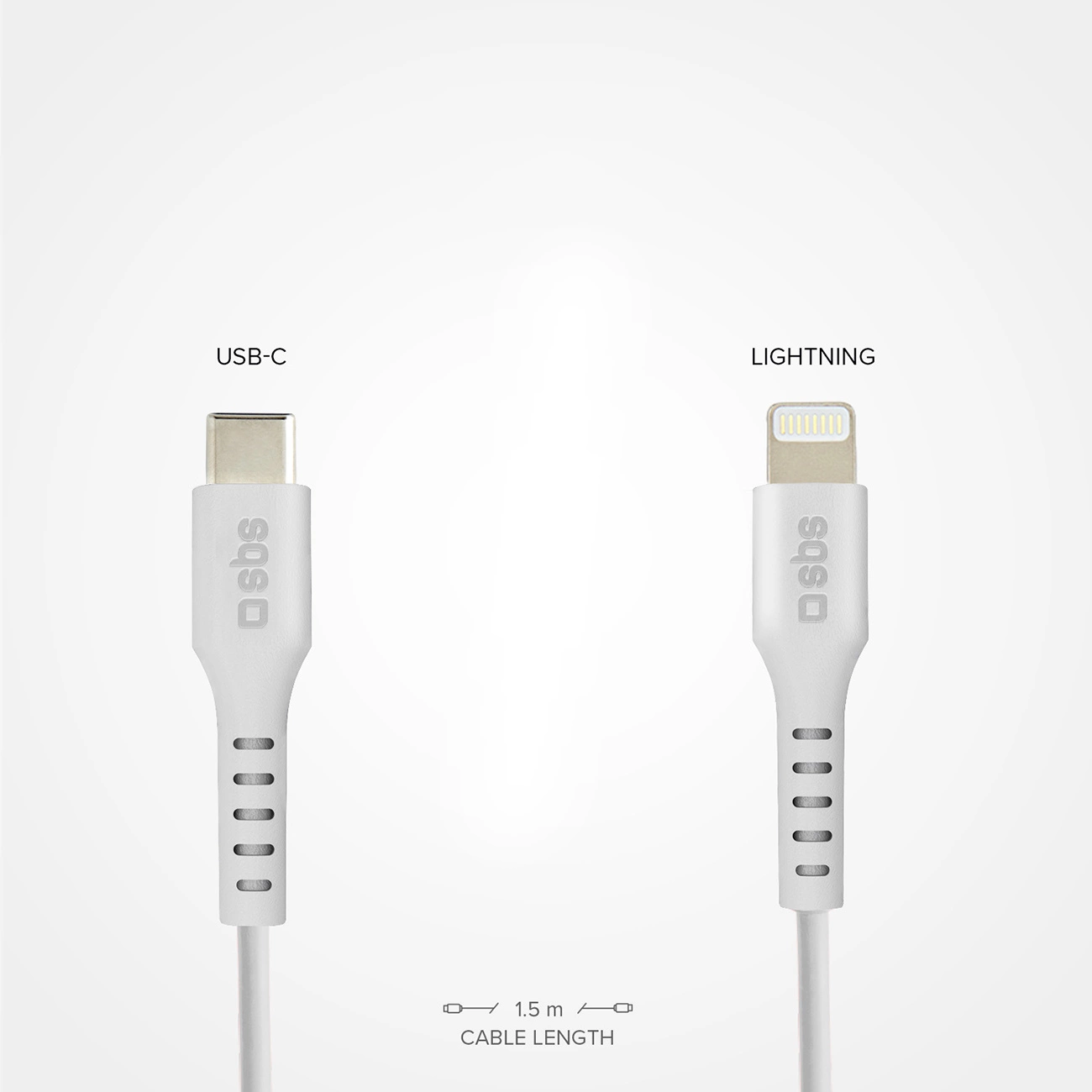Cavi USB-C e Lightning bianchi con loghi SBS. I cavi sono affiancati su sfondo bianco. La lunghezza del cavo è di 1,5 m.