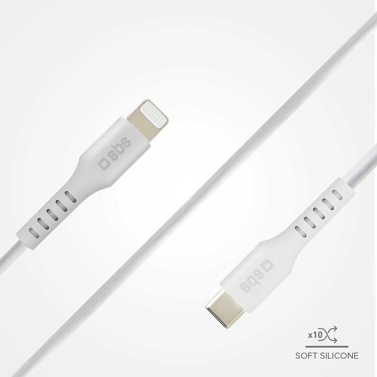 Due cavi di ricarica bianchi. Uno ha un connettore Lightning, l'altro USB-C. Il logo 'sbs' è visibile su entrambi.