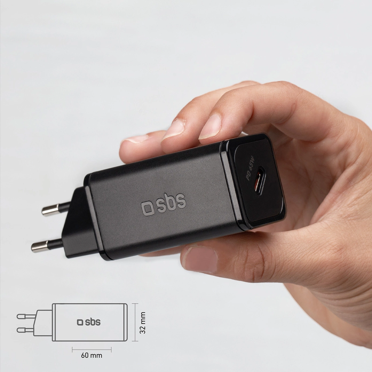 Adattatore USB-C nero SBS con dimensioni, tenuto in mano.