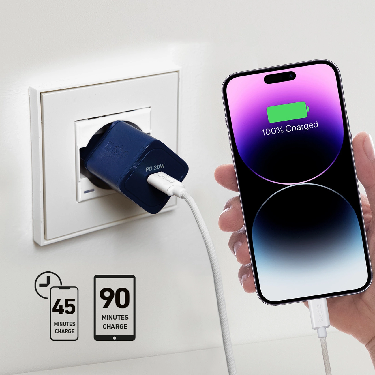 Telefono in carica. Un caricatore blu è collegato. Un telefono mostra carica al 100%. Le icone mostrano tempi di ricarica di 45 e 90 minuti.
