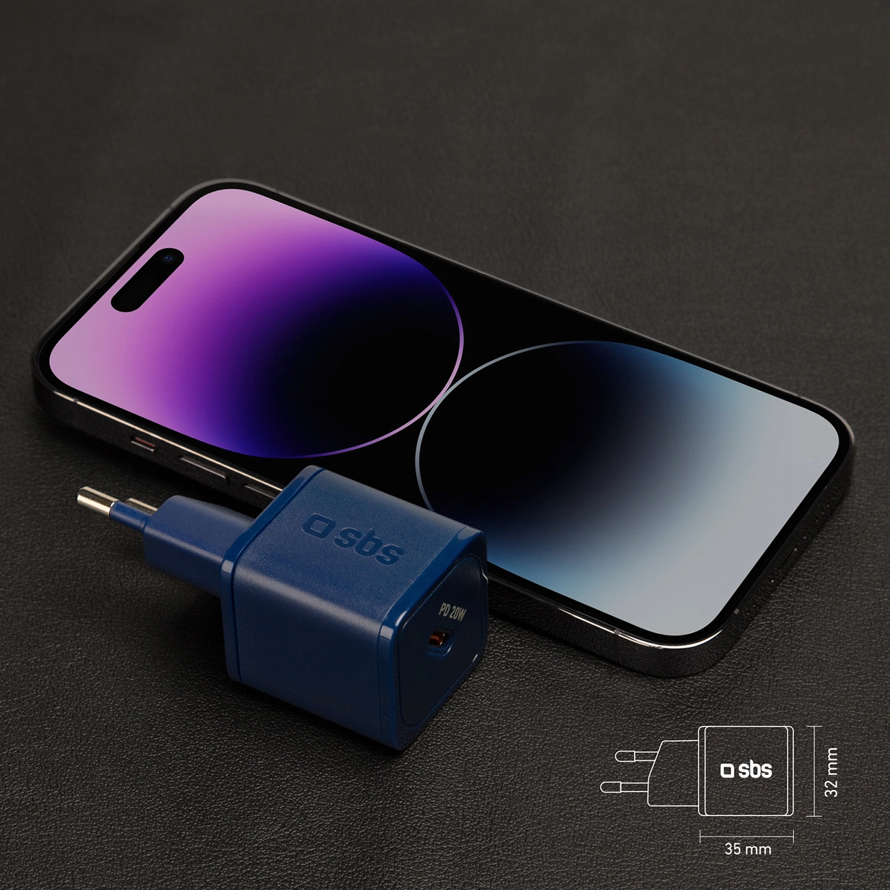 Un caricatore SBS blu scuro e uno smartphone su una superficie nera. Il telefono è nero con schermo riflettente.