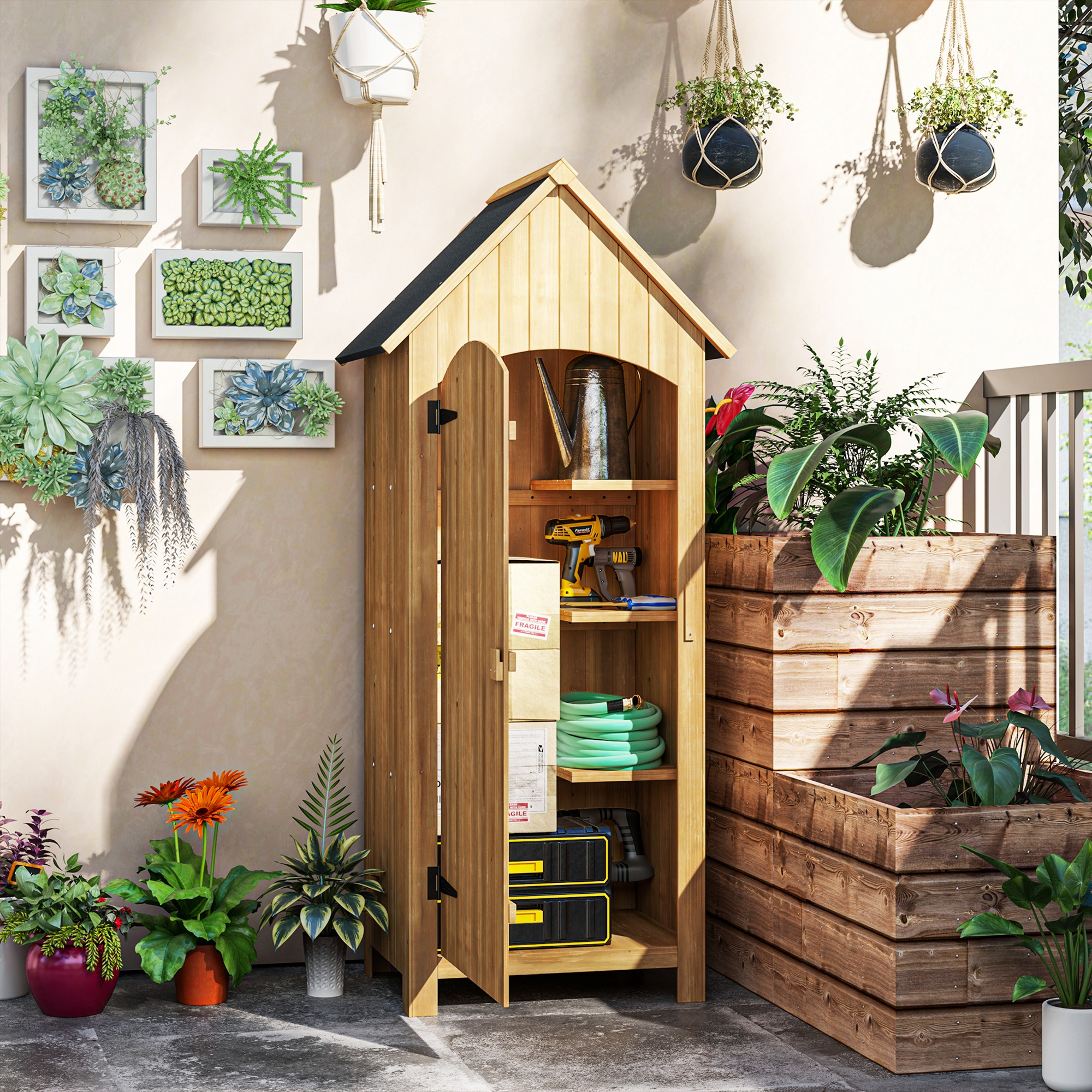 Capanno da giardino in legno con attrezzi e piante. Piante sospese, succulente, fiori in vaso. Fioriere in legno a destra.