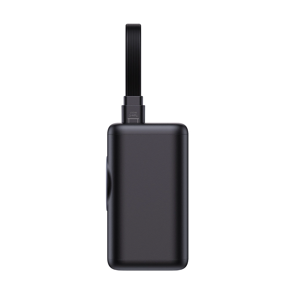Un appareil rectangulaire noir avec une sangle noire attachée en haut. Un port USB-C est visible.