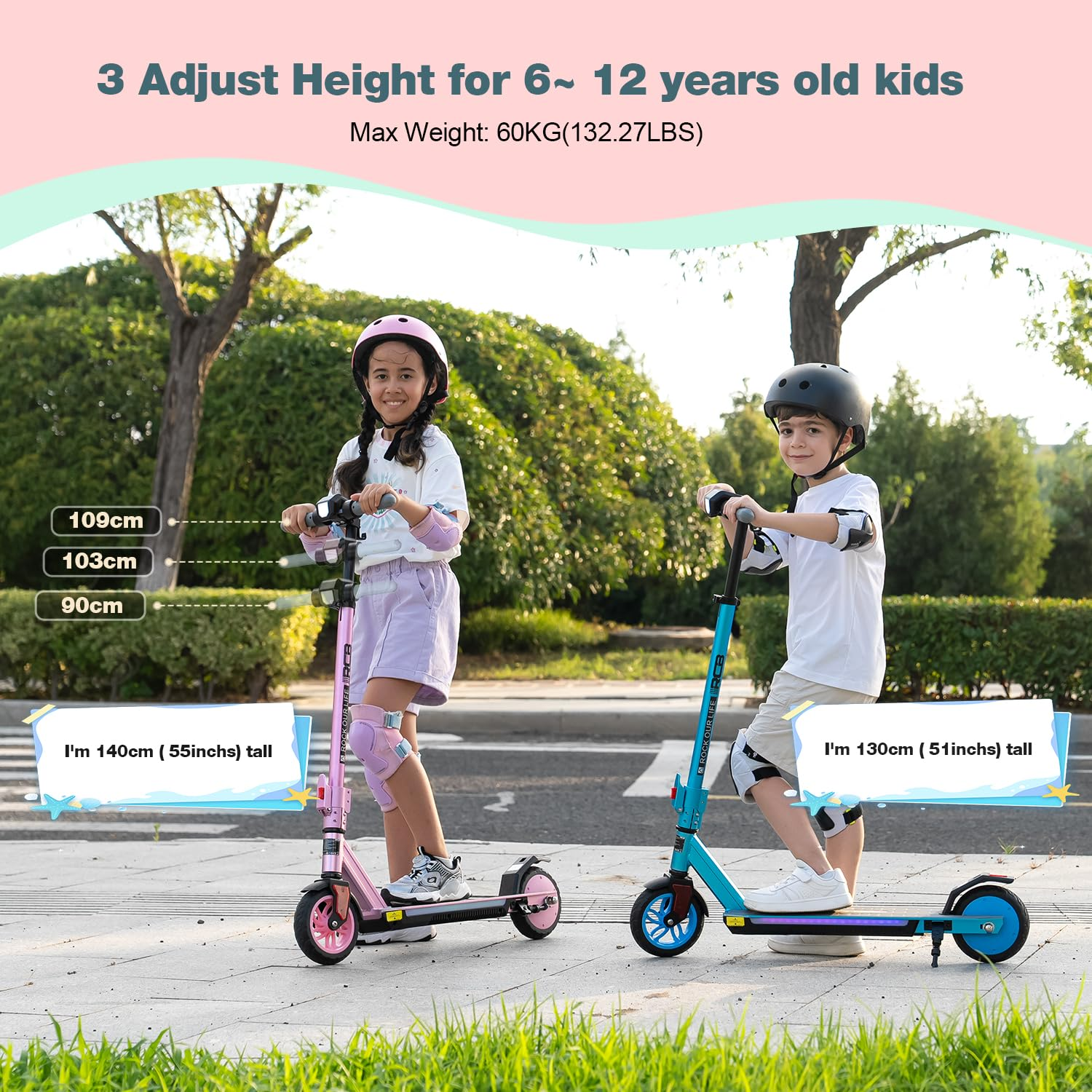 Twee kinderen op scooters. Eén roze, één blauw. Beide dragen helmen en beschermers. Groene struiken en tekst over hoogteverstelling op de achtergrond.