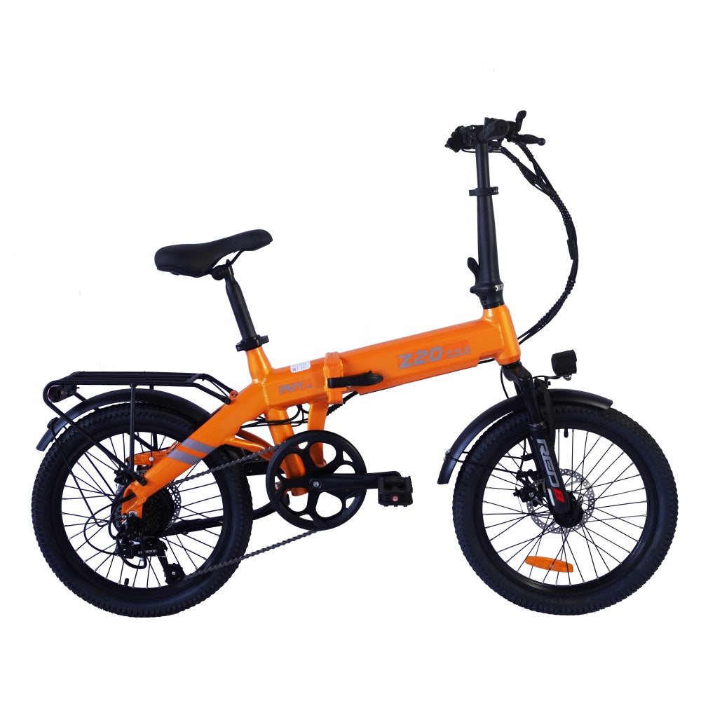 Ein orangefarbenes, zusammenklappbares Elektrofahrrad. Es hat schwarze Reifen, einen Sitz und einen Lenker. Das Fahrrad steht vor weißem Hintergrund.