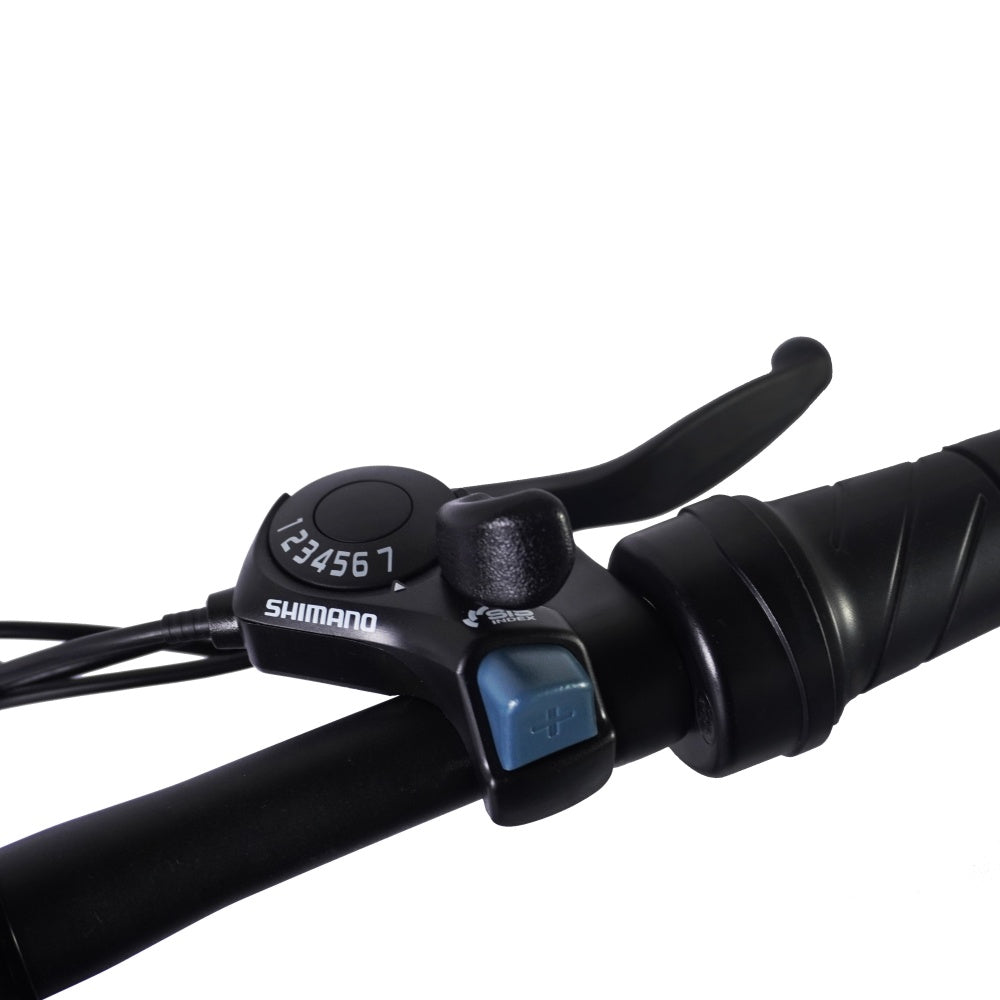 Nahaufnahme eines Fahrradlenkers mit Shimano-Gangschaltung und Bremshebel. Zahlen 1-7 sind sichtbar. Der Lenker ist schwarz.