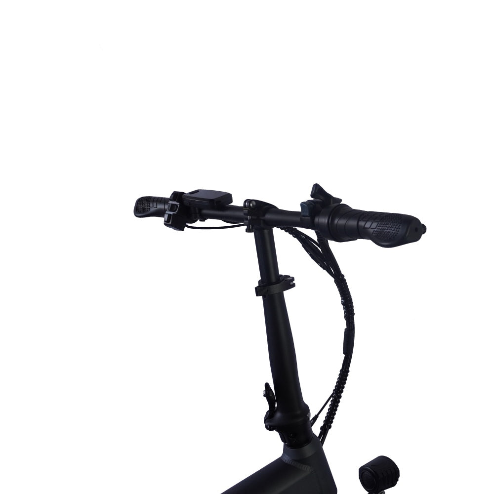 Nahaufnahme eines schwarzen Fahrradlenkers mit Bedienelementen. Ein Display und Kabel sind sichtbar. Der Hintergrund ist weiß.