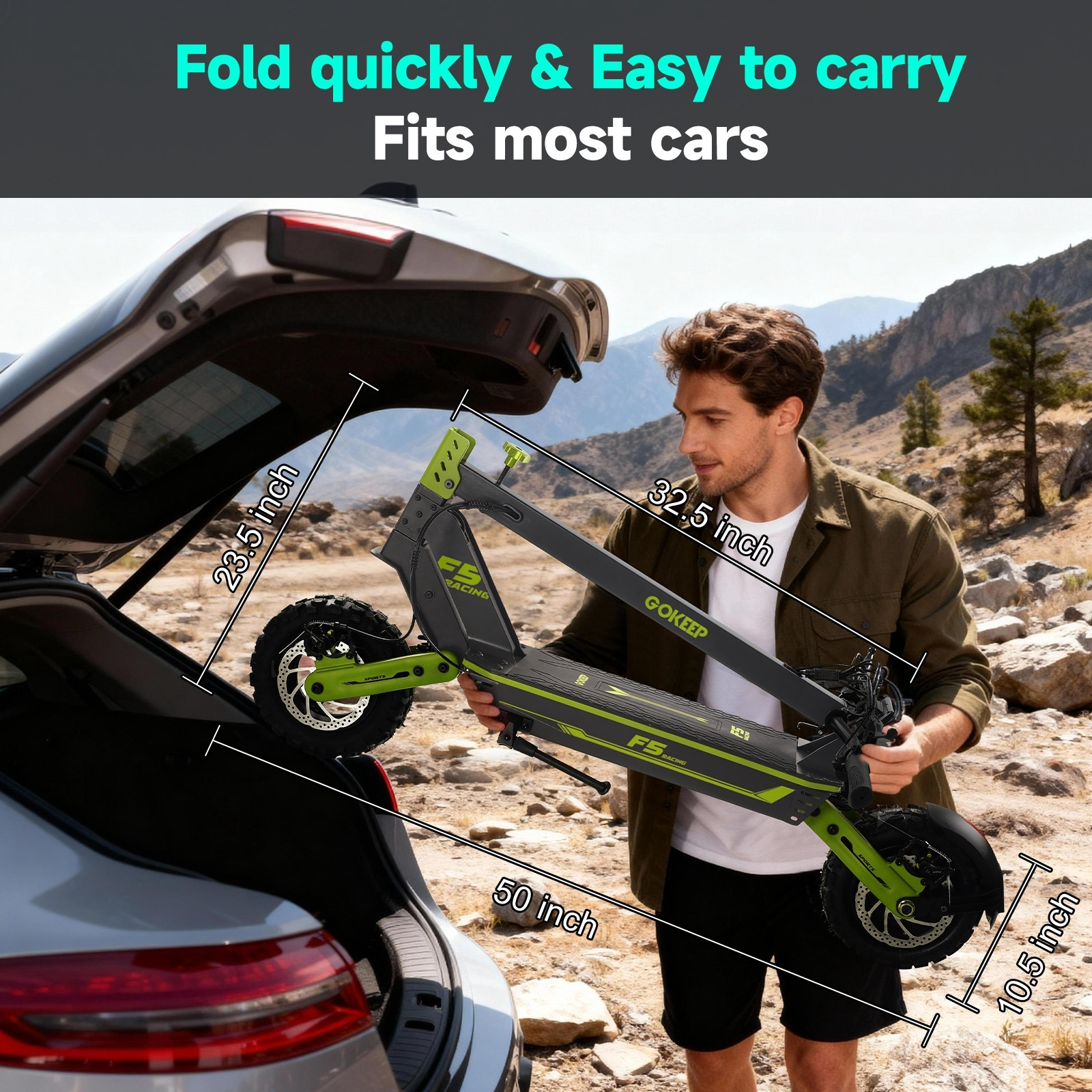 Mężczyzna trzyma składaną hulajnogę obok samochodu. Hulajnoga jest czarna i zielona. W tle widać góry.