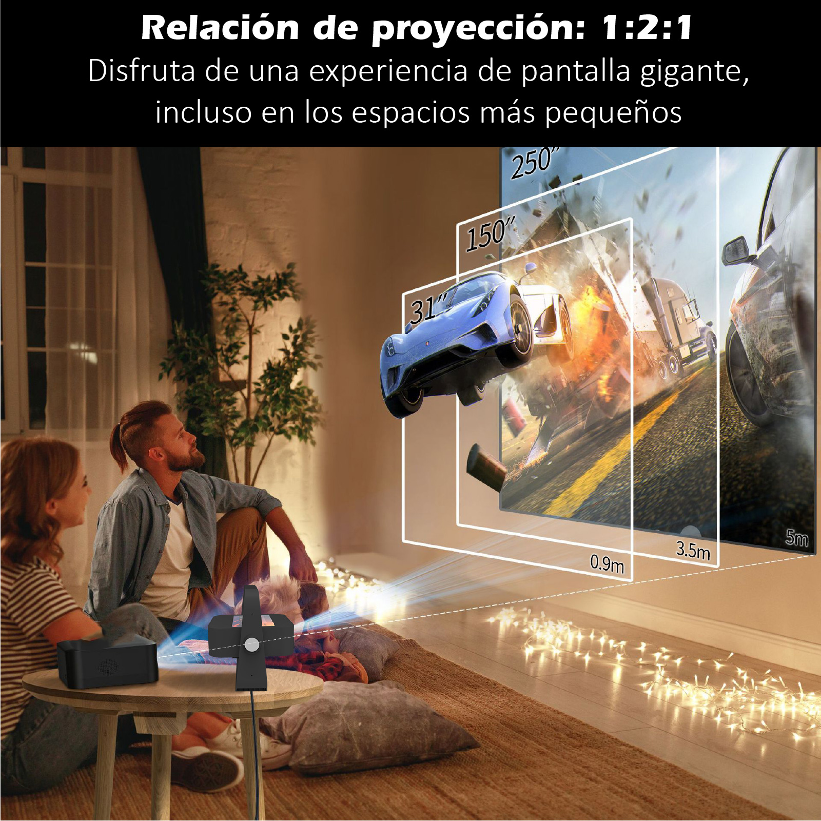 Pareja mirando la proyección de un choque de coches en una pantalla. Un proyector está en la mesa. El tamaño de la pantalla está indicado.