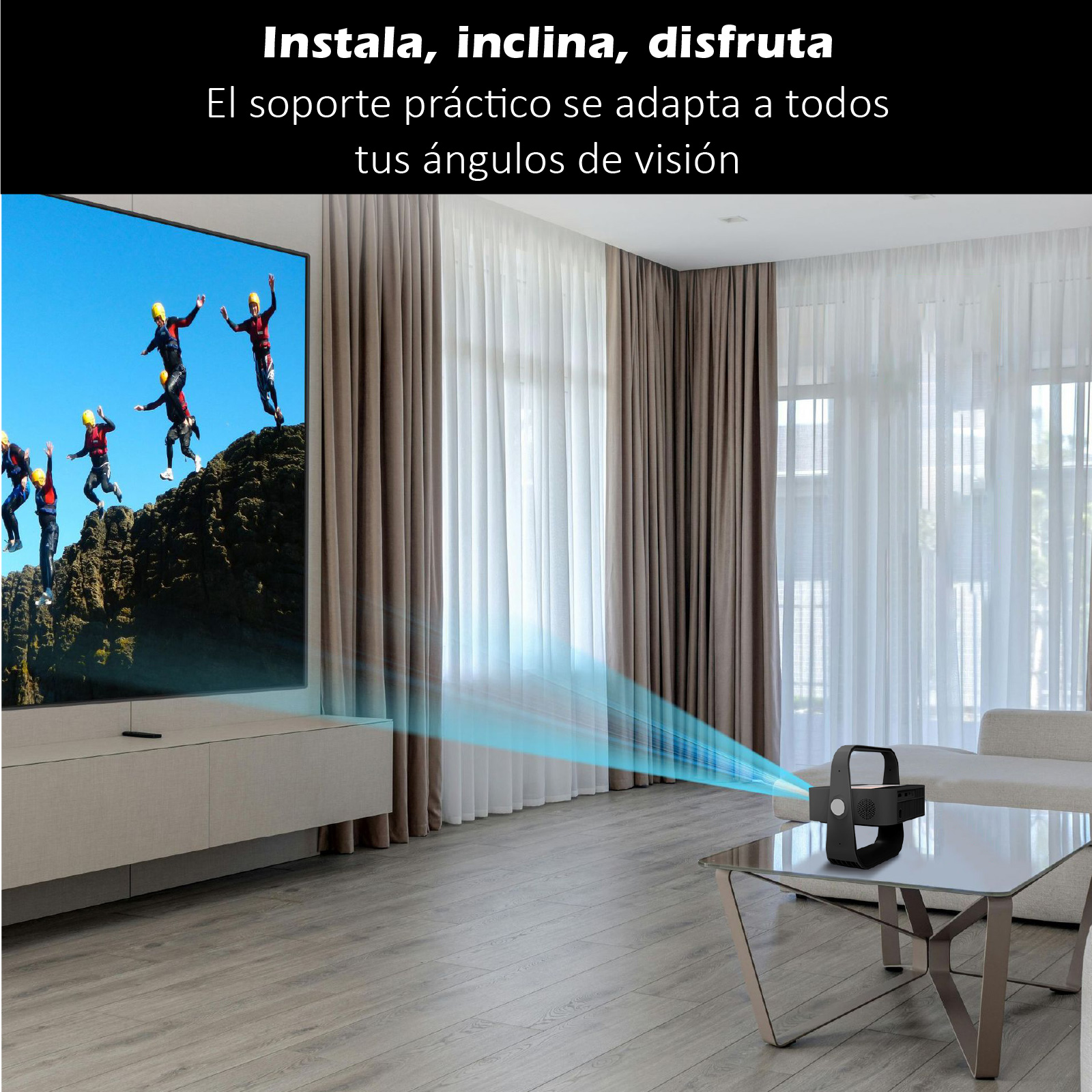 Escena de sala de estar con un proyector que proyecta sobre una pantalla de TV. Gente saltando en la pantalla.