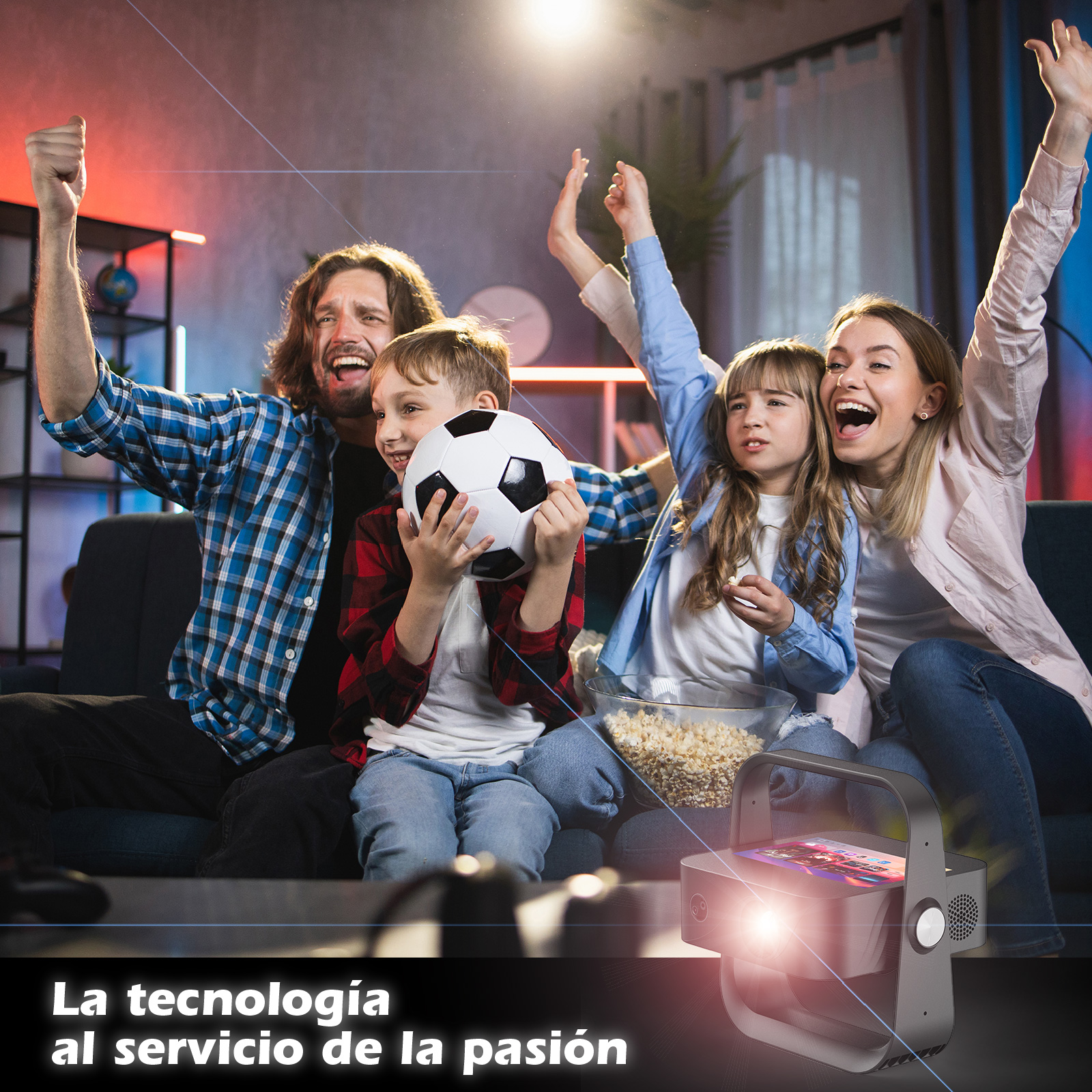 Familia animando mientras ve un partido de fútbol. Un niño sostiene un balón de fútbol. Palomitas y un proyector.