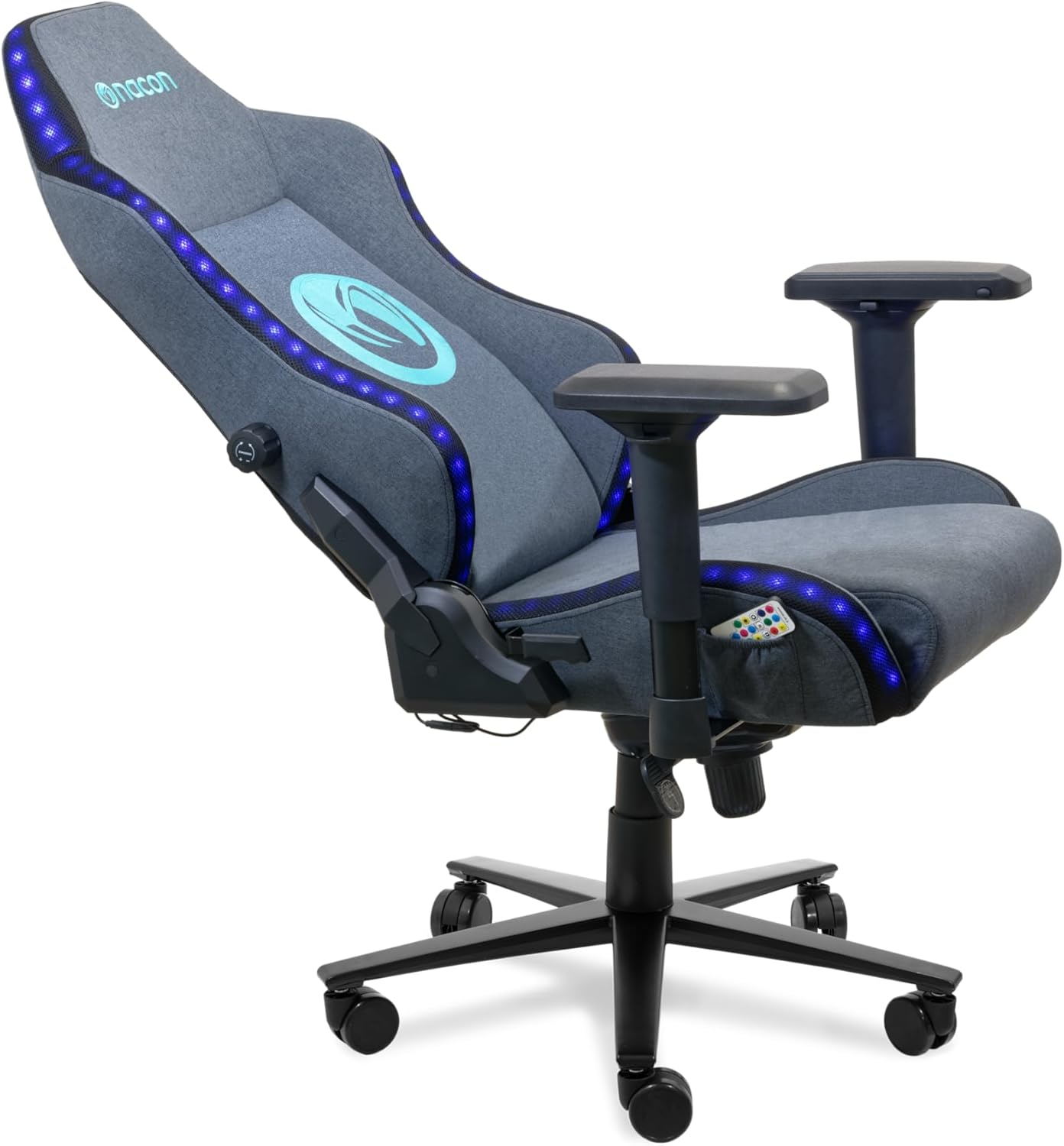 Silla gaming. Tela gris con LEDs azules, reposabrazos y base negra. El logo de Nacon está en el reposacabezas.