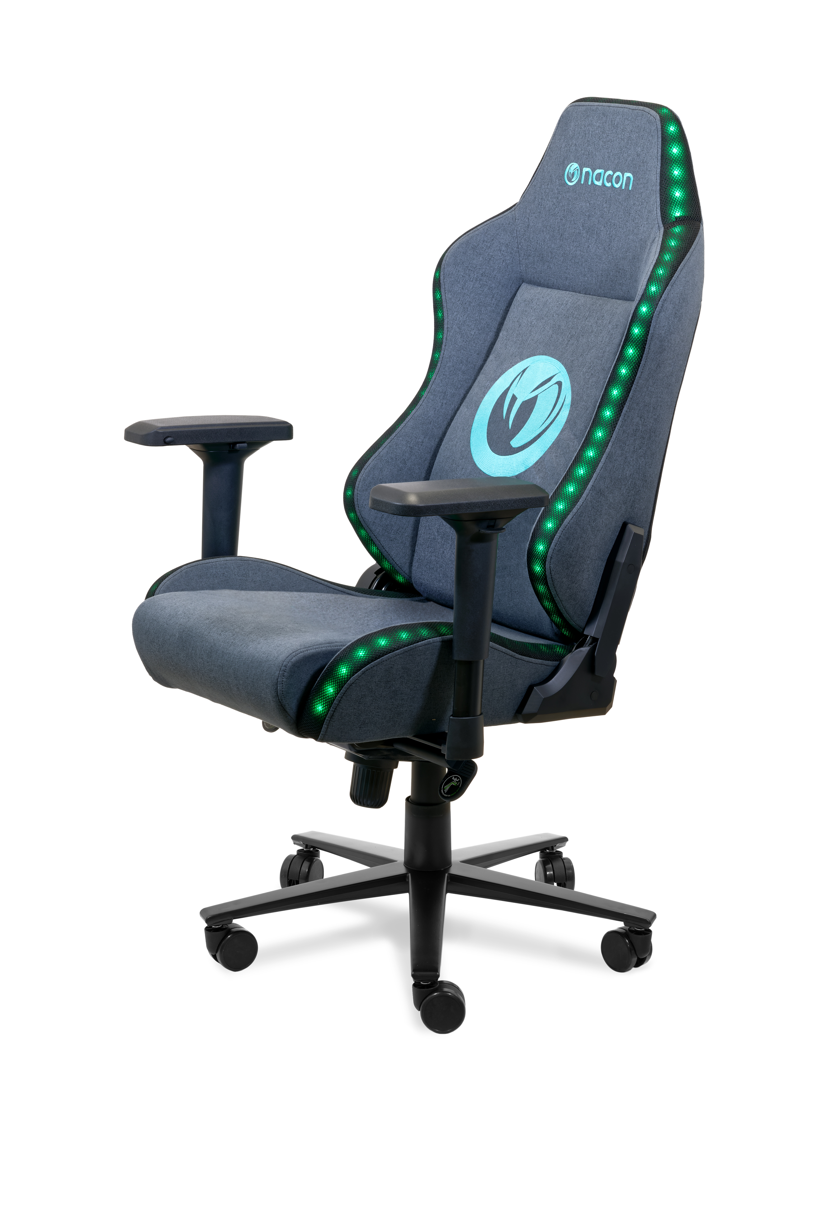 Una silla gaming gris con luces verdes. Tiene un logo y está sobre fondo blanco.