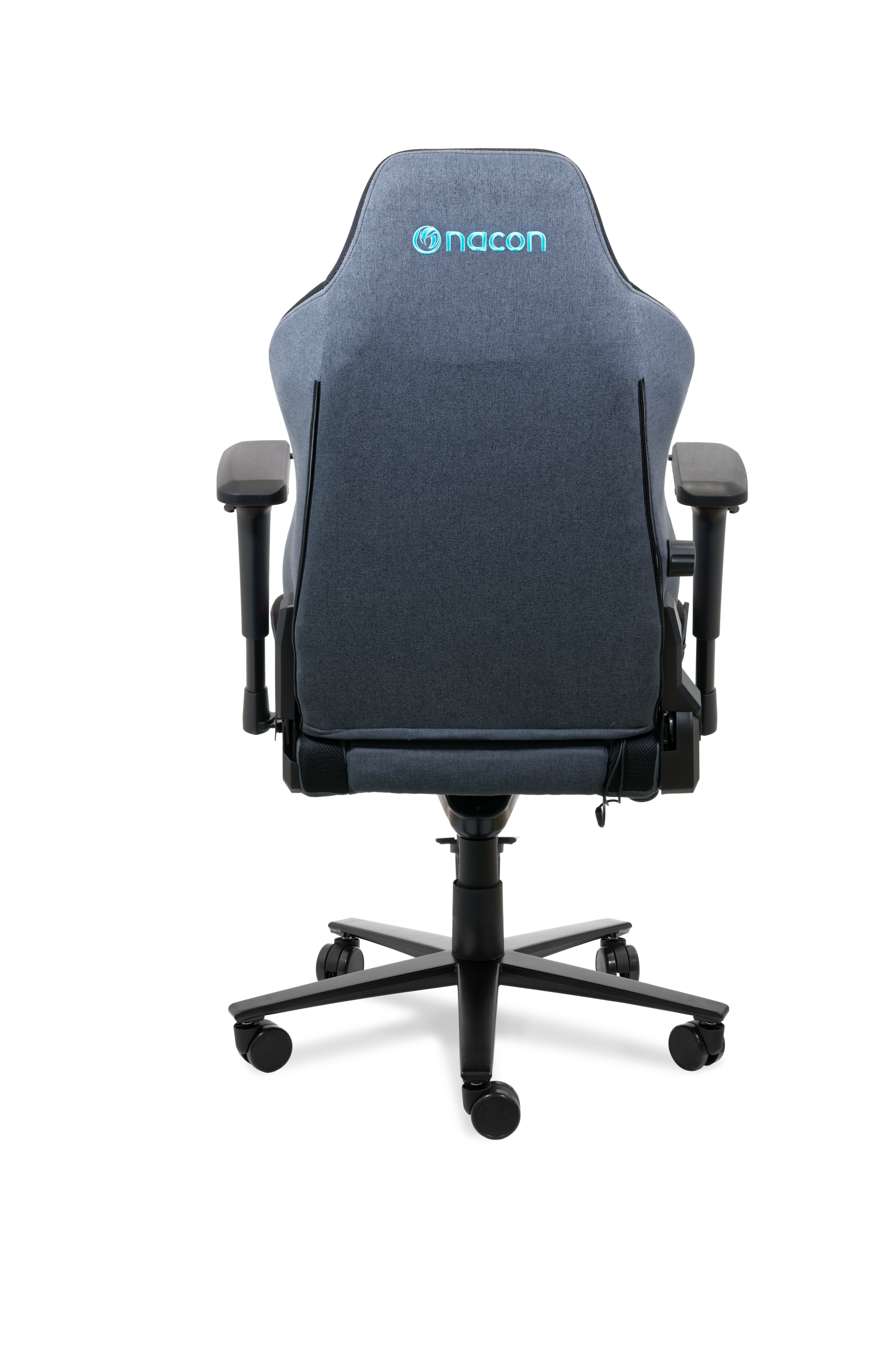 Silla gaming sobre fondo negro. Tiene respaldo gris con logo 'nacon', reposabrazos negros y base con ruedas.