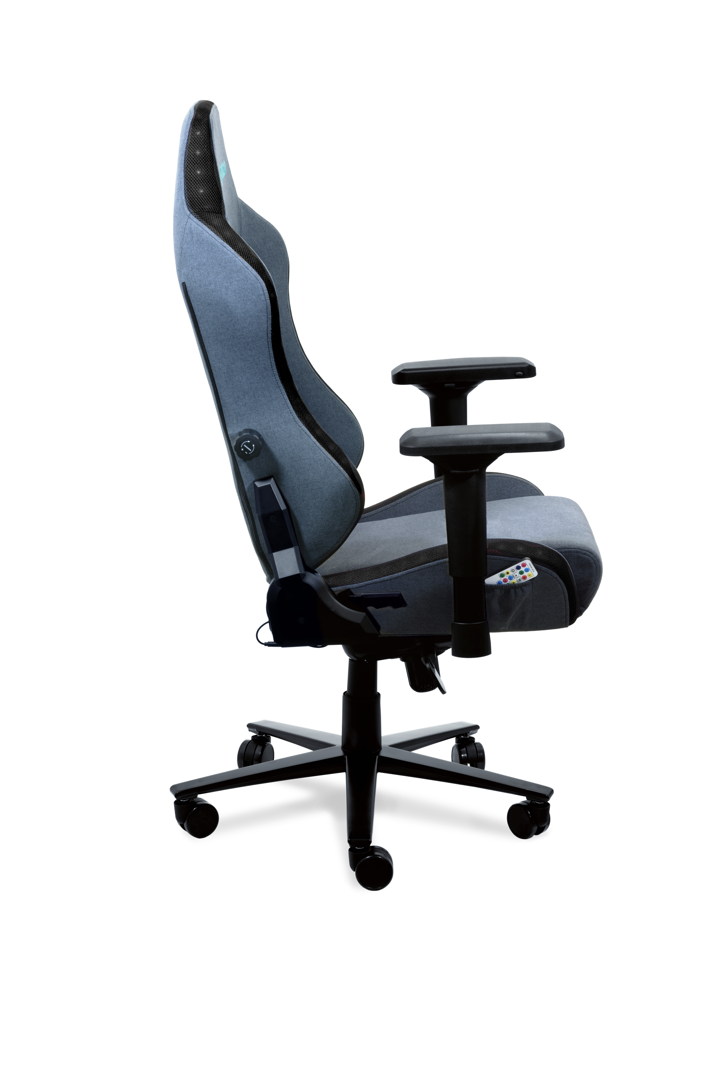 Una silla gamer azul y negra sobre fondo negro. Tiene reposabrazos, reposacabezas y ruedas. Se ve un mando a distancia.