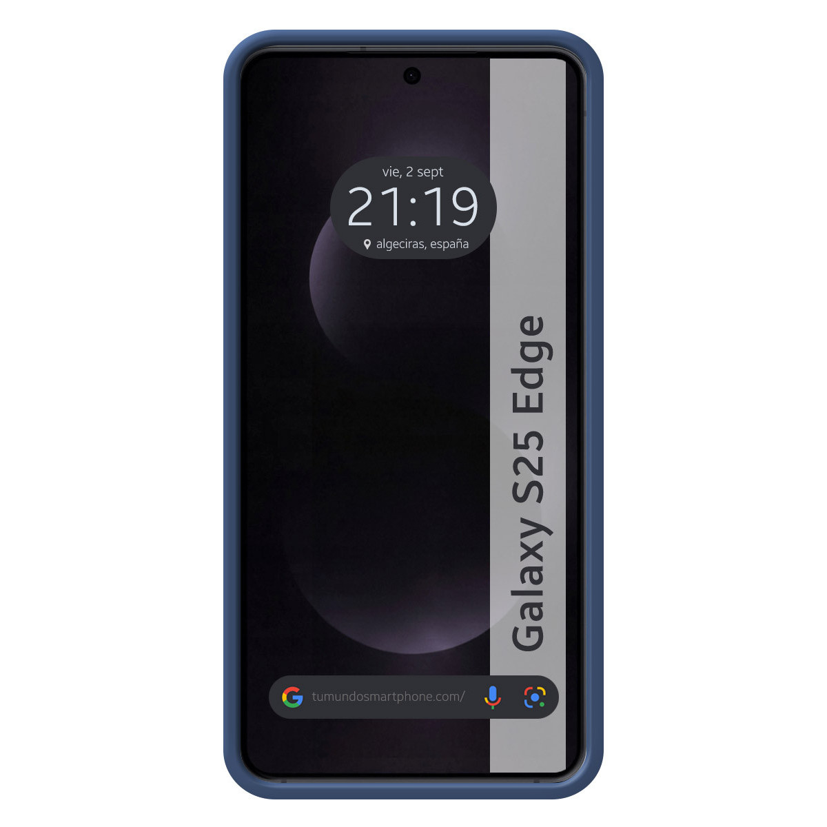 Uno schermo di smartphone mostra ora, data e posizione. Il telefono è in una custodia blu con l'etichetta 'Galaxy S25 Edge'.