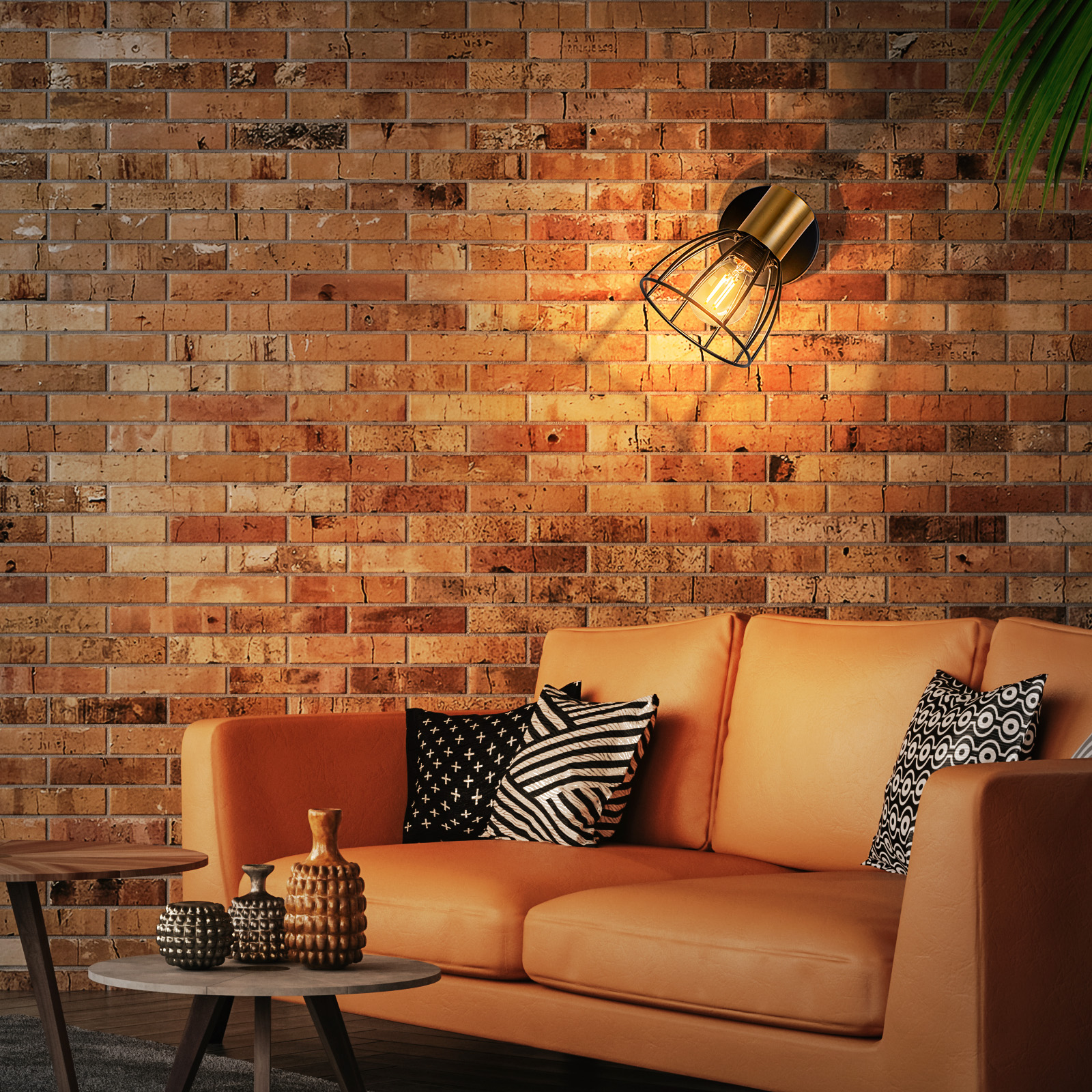 Un divano arancione con cuscini decorativi, un muro di mattoni e una lampada. Tavolini con vasi completano la scena.