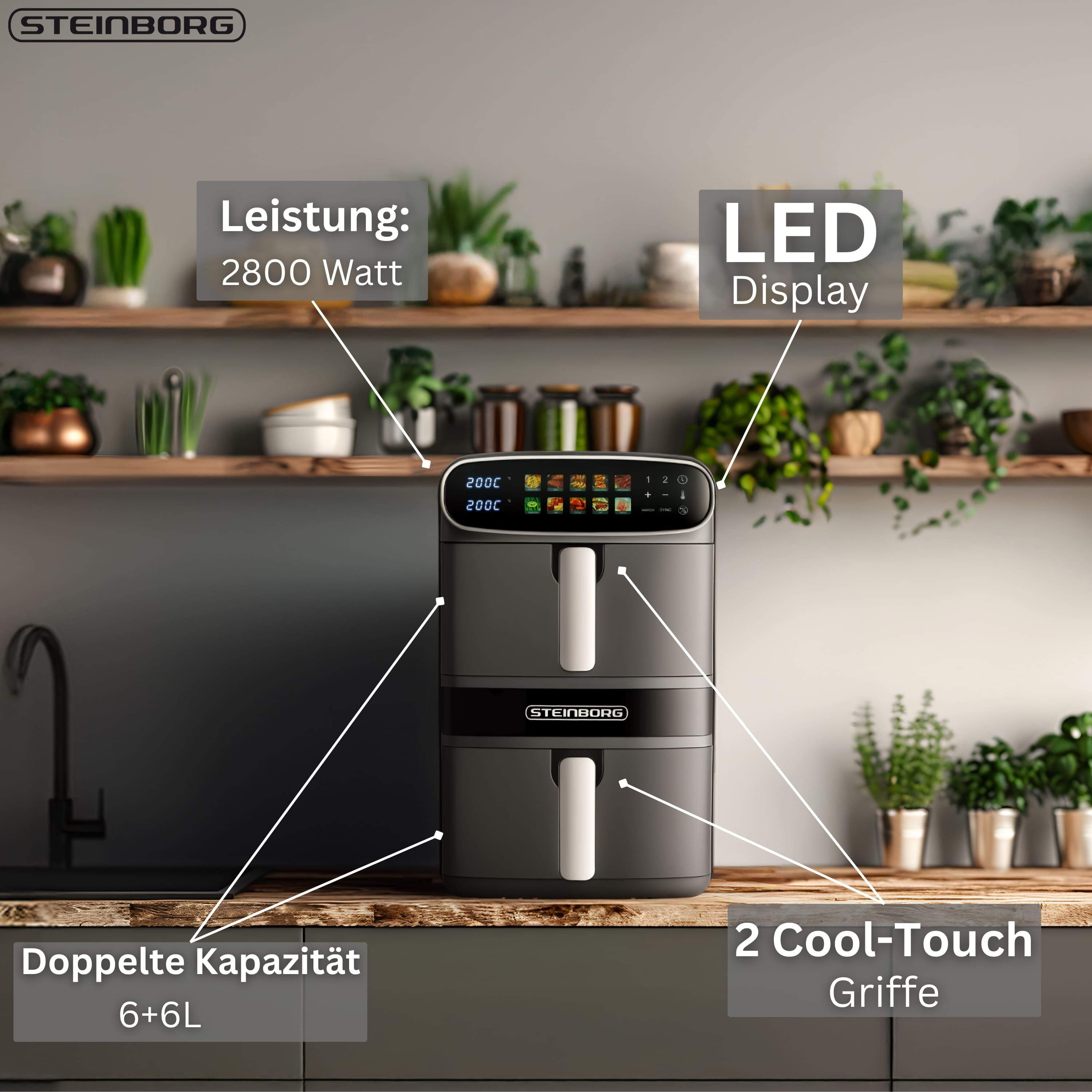 Eine Heißluftfritteuse mit digitaler Anzeige, zwei Griffen und Textbeschriftungen. Sie steht auf einer Küchenzeile mit Pflanzen.