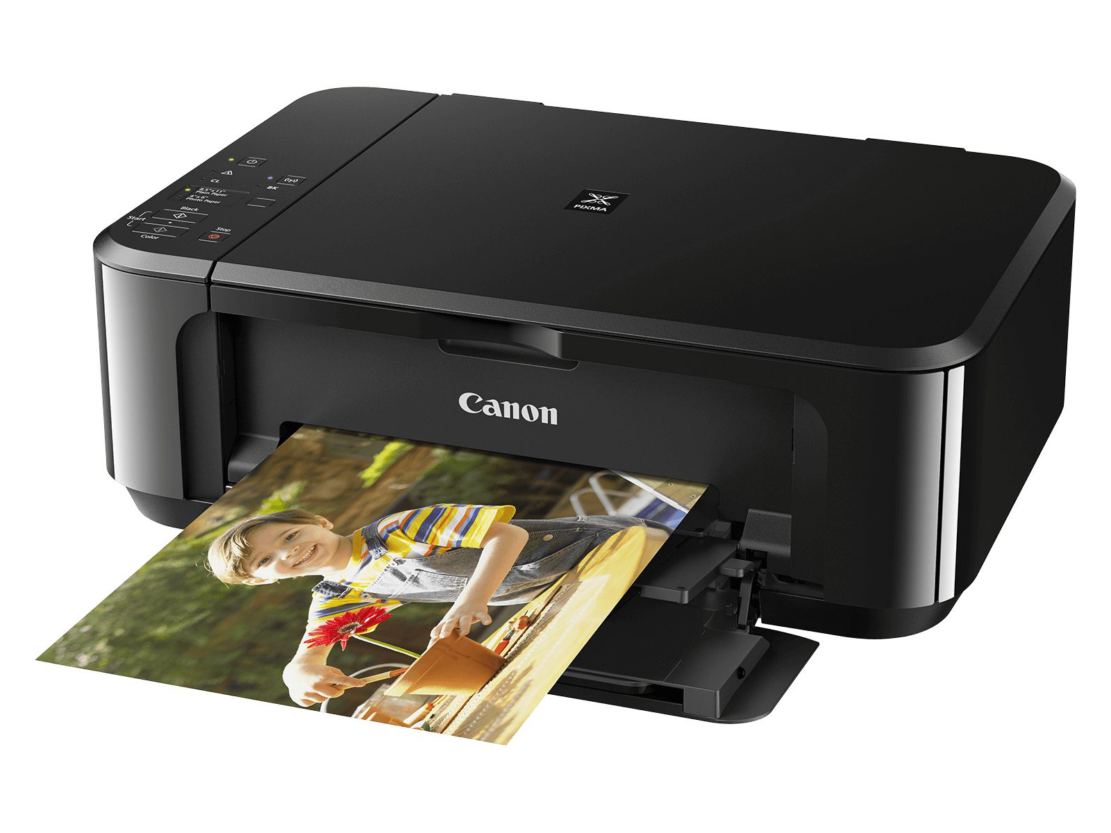 Czarna drukarka Canon drukuje zdjęcie uśmiechniętego dziecka trzymającego kwiat i doniczkę. Tłem jest ogród.