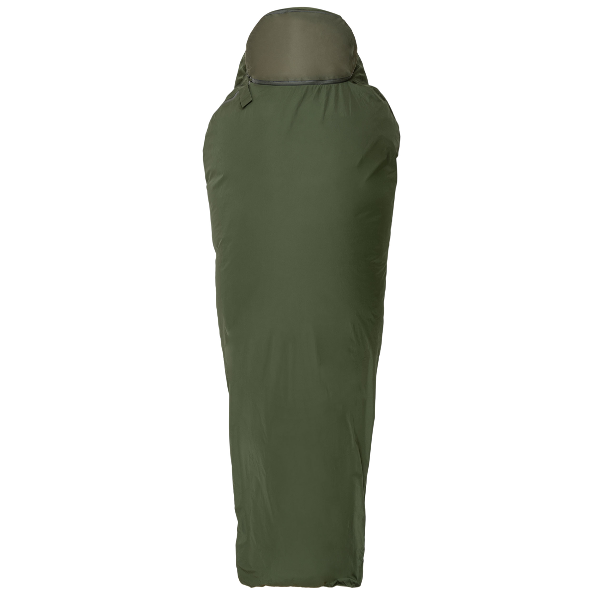 Ein grüner Schlafsack ist vor weißem Hintergrund isoliert. Der Schlafsack ist geschlossen und hat eine Kapuze.