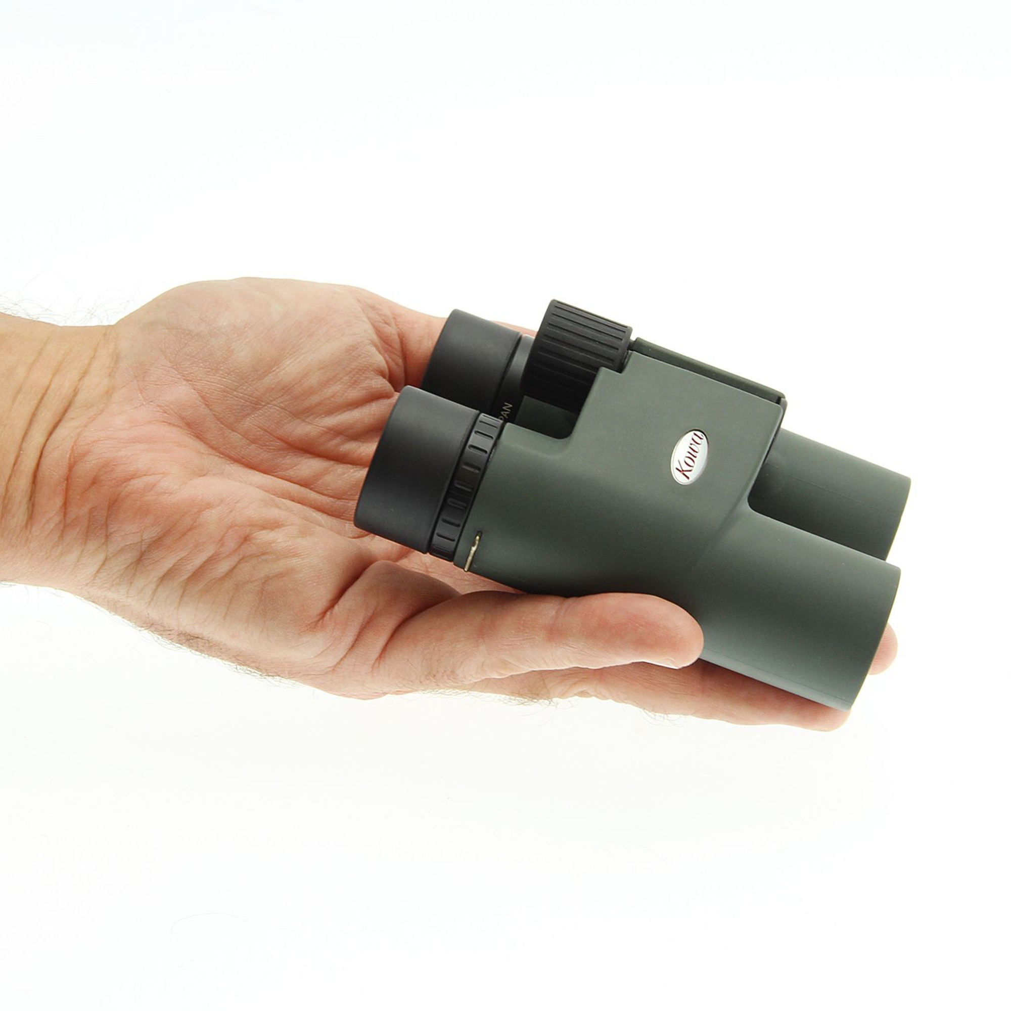 Una mano tiene un binocolo verde. Lo sfondo è bianco.