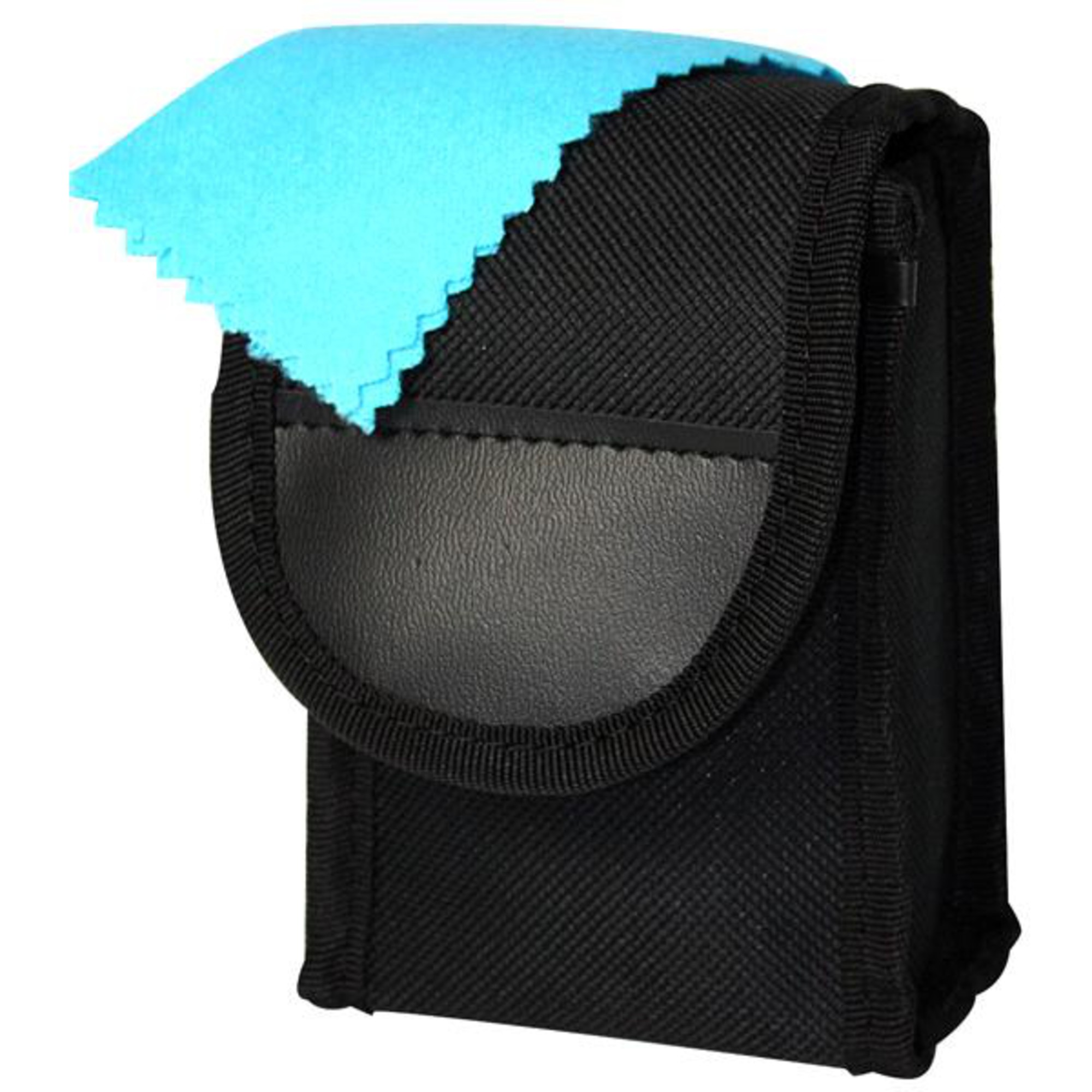 Schwarze Tasche mit einer Klappe, teilweise bedeckt von einem blauen, zickzackförmigen Tuch. Der Hintergrund ist weiß.