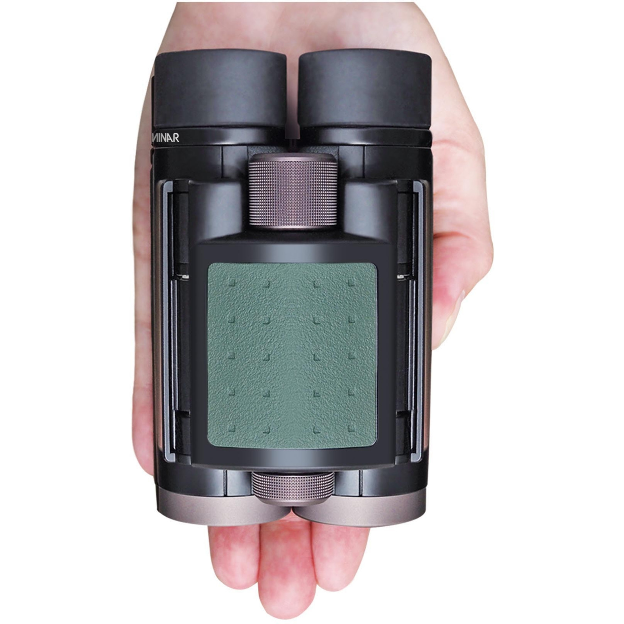 Mano che tiene un binocolo. Corpo nero con centro verde e manopole di regolazione metalliche. L'etichetta dice MINAR.