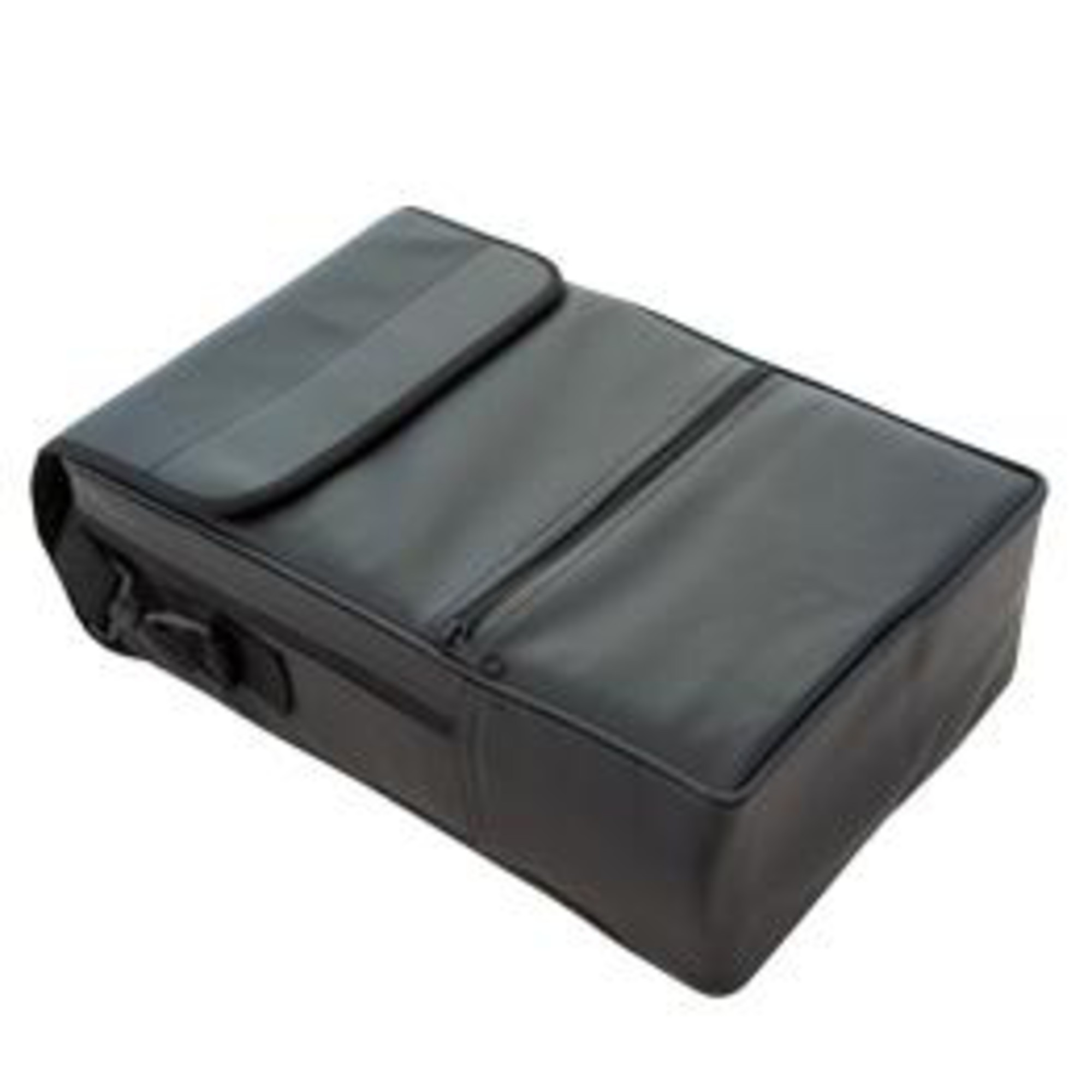 Eine schwarze rechteckige Tasche mit Klappe oben und Reißverschluss. Der Hintergrund ist weiß.