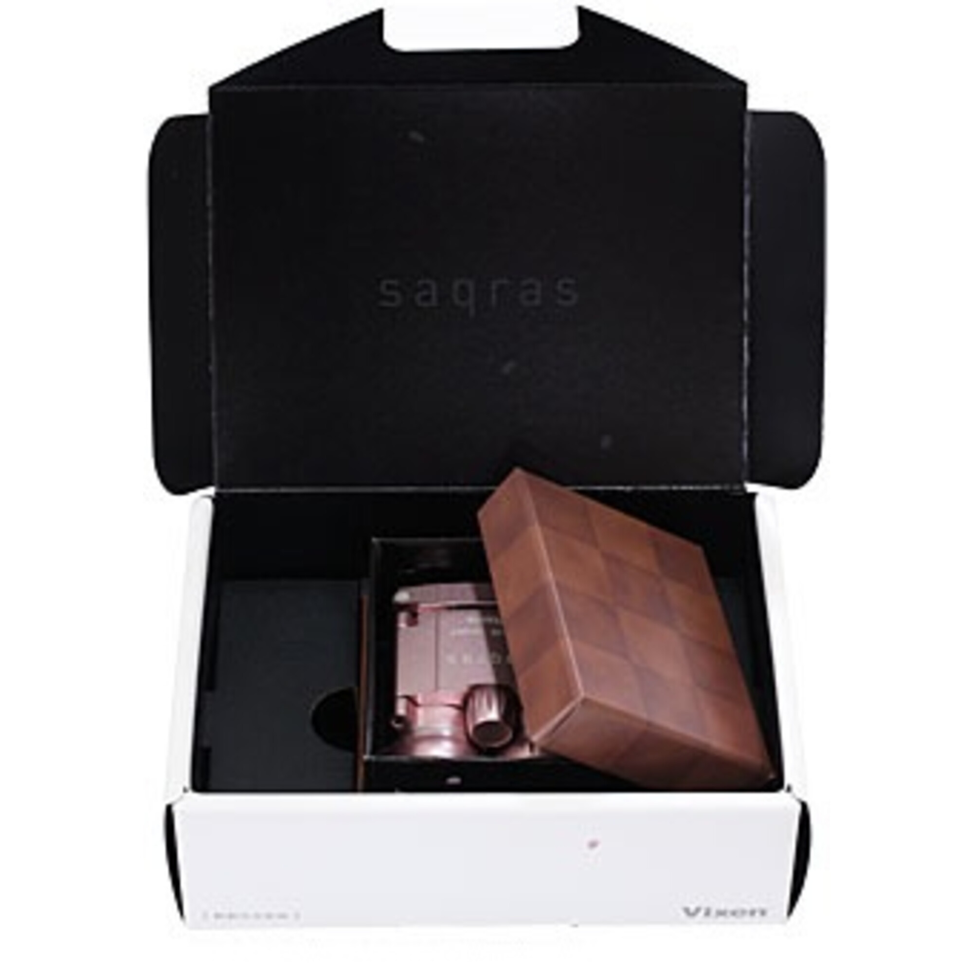 Geöffnete Box mit einem rosa Gerät und braun kariertem Deckel. Die Box ist weiß und schwarz. Auf dem Deckel steht das Wort 'saqras'.
