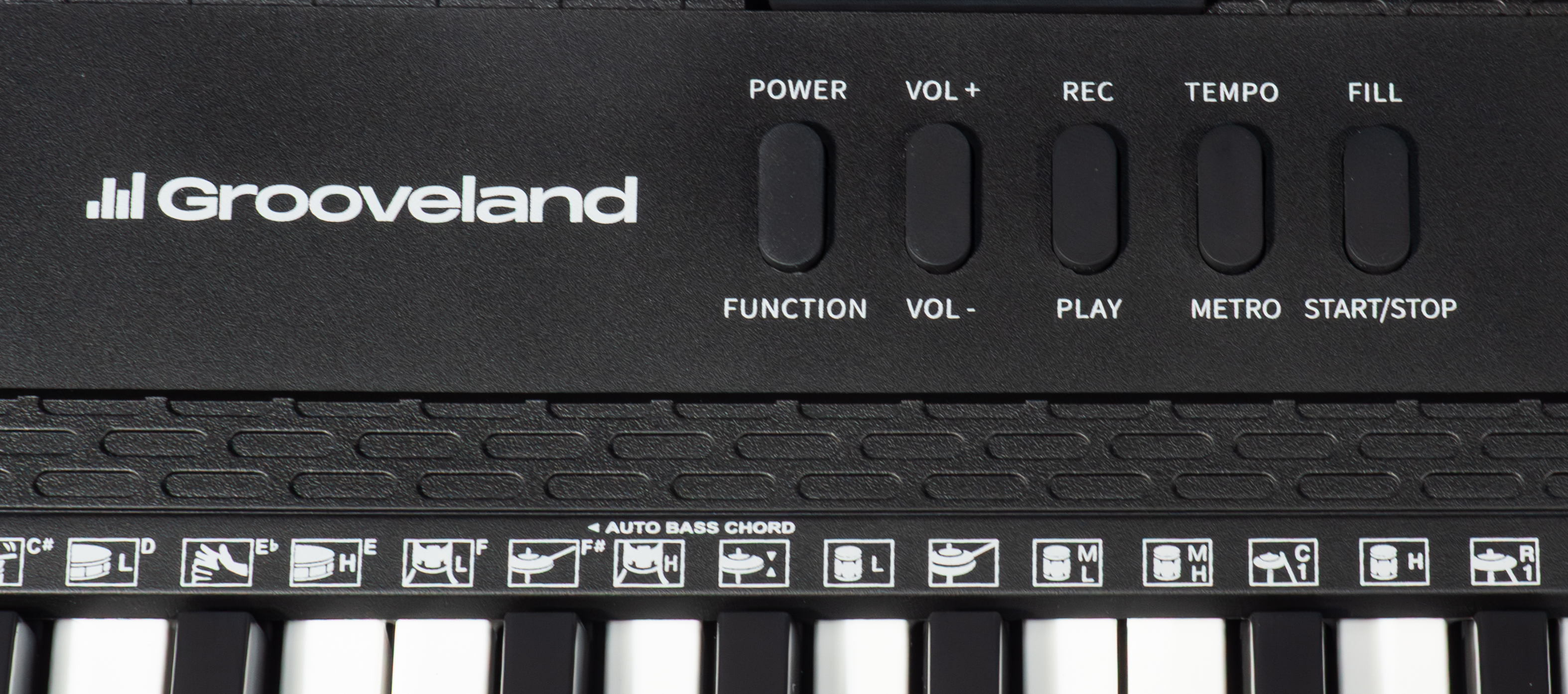 Nahaufnahme einer schwarzen Tastatur mit weißen Tasten. Es gibt Funktionstasten und der Markenname 'lil Grooveland' ist sichtbar.