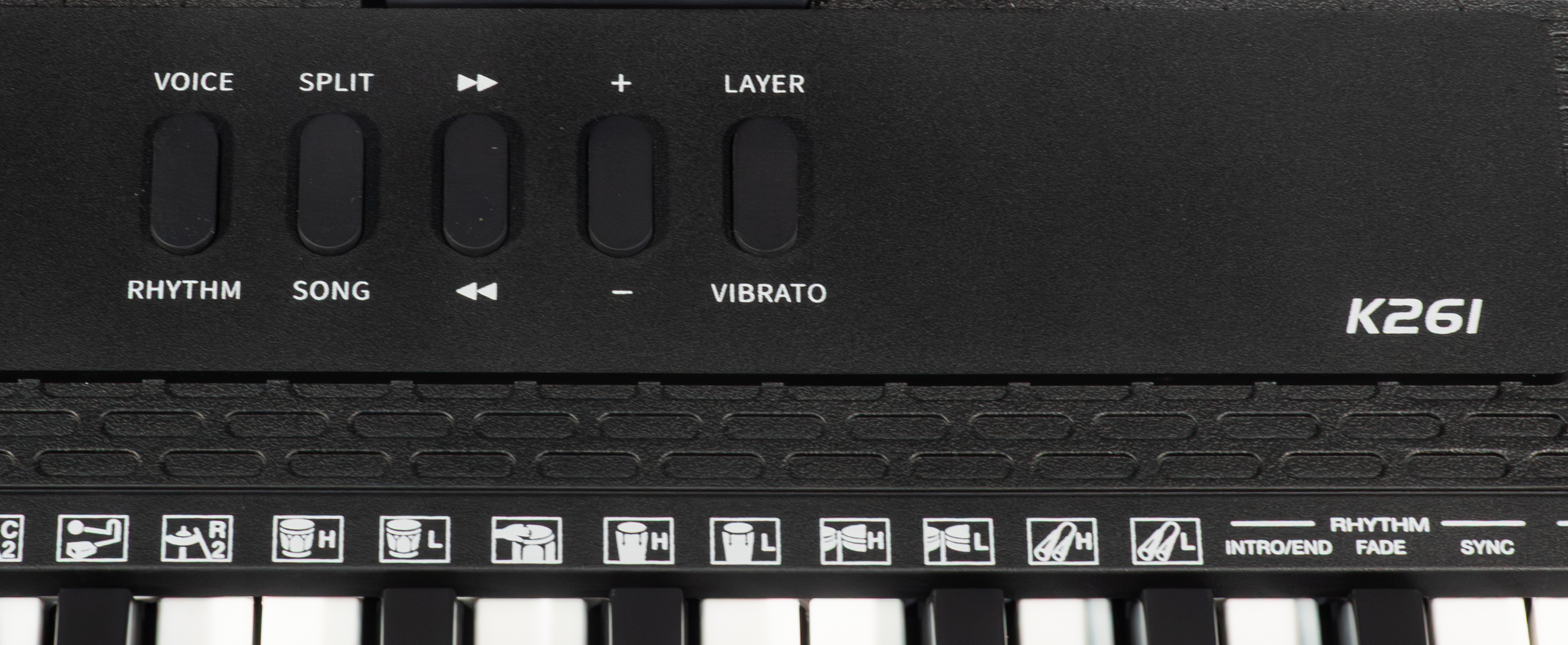 Nahaufnahme einer schwarzen Tastatur mit weißen Tasten. Tasten für Stimme, Split, Rhythmus, Song und Vibrato sind sichtbar.