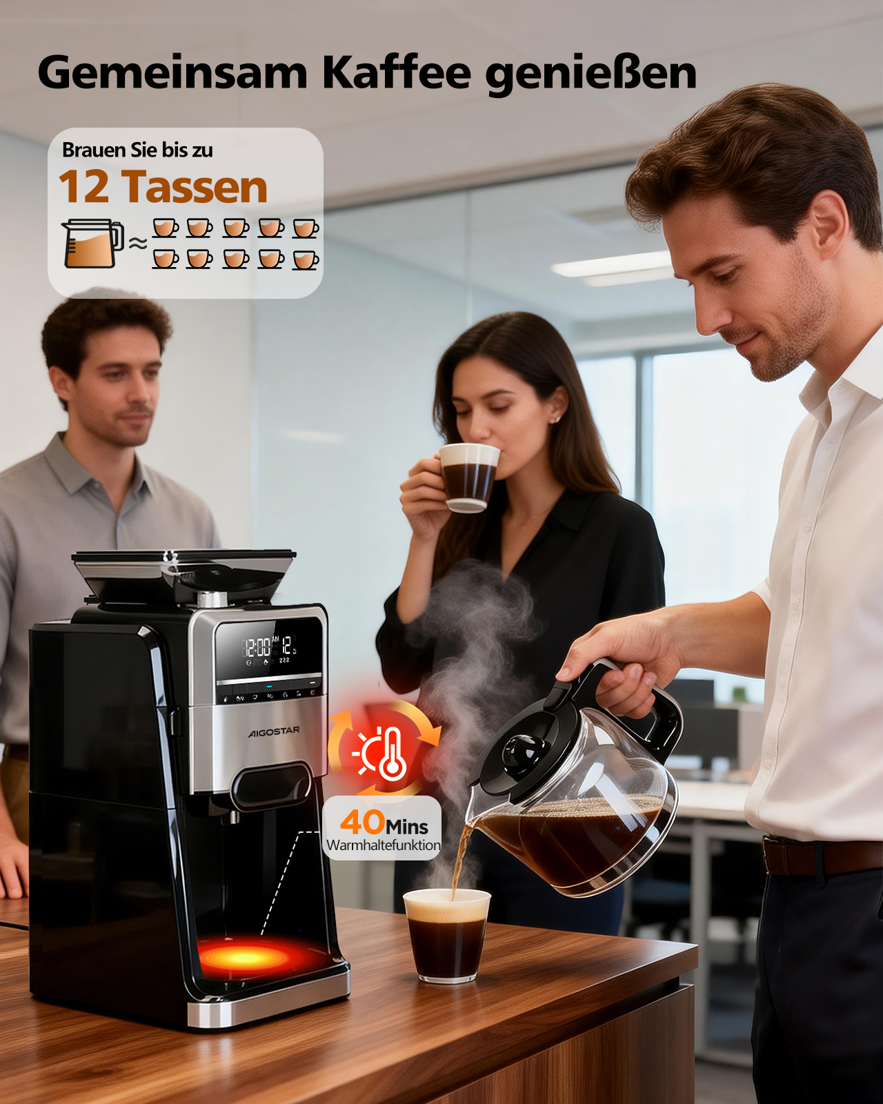 Ein Mann gießt Kaffee aus einer Karaffe. Zwei Leute trinken Kaffee, und eine Kaffeemaschine steht auf einem Holztisch. Text: '12 Tassen'.