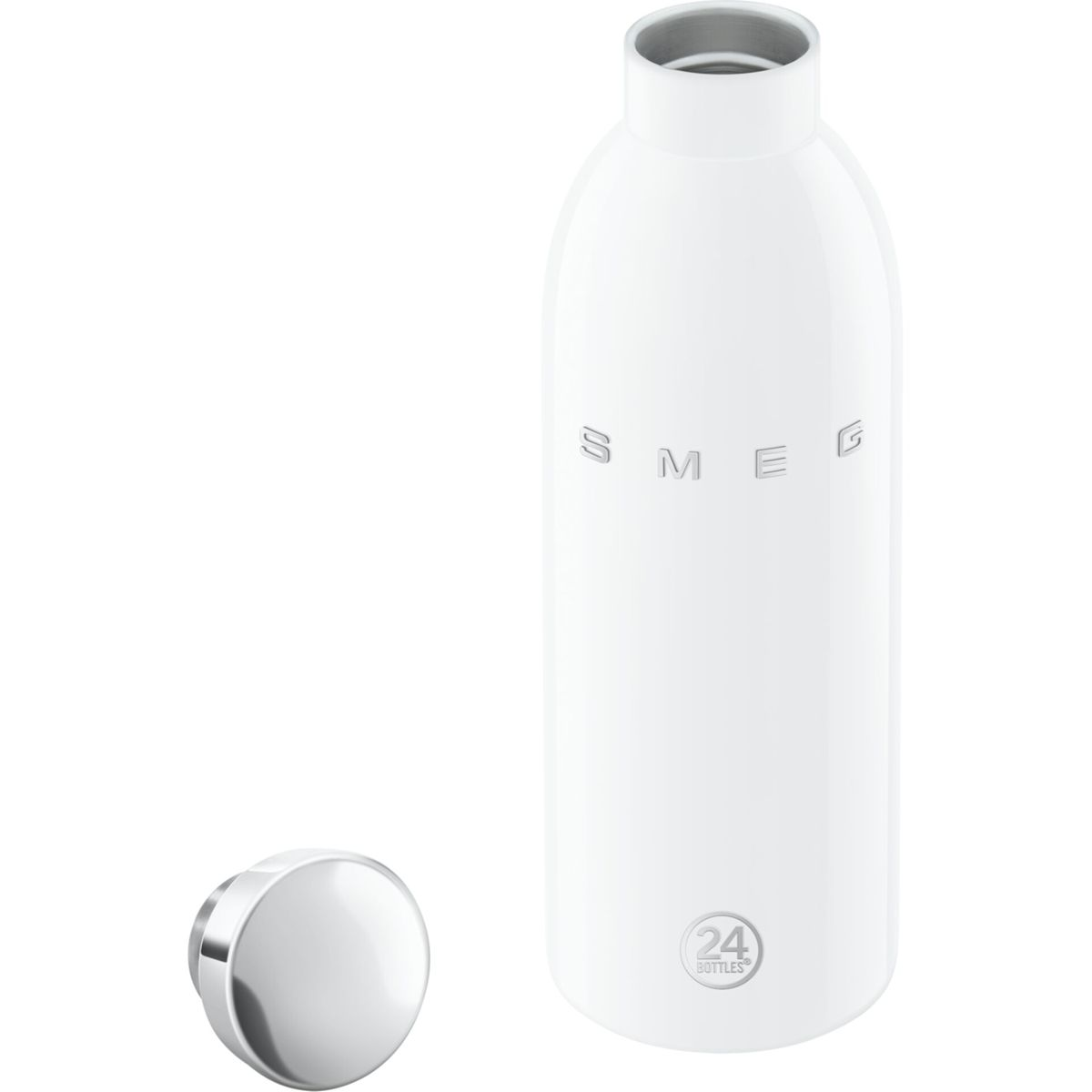Eine weiße Wasserflasche mit silbernem Deckel daneben. Die Flasche trägt das Wort SMEG und das 24 Bottles-Logo.