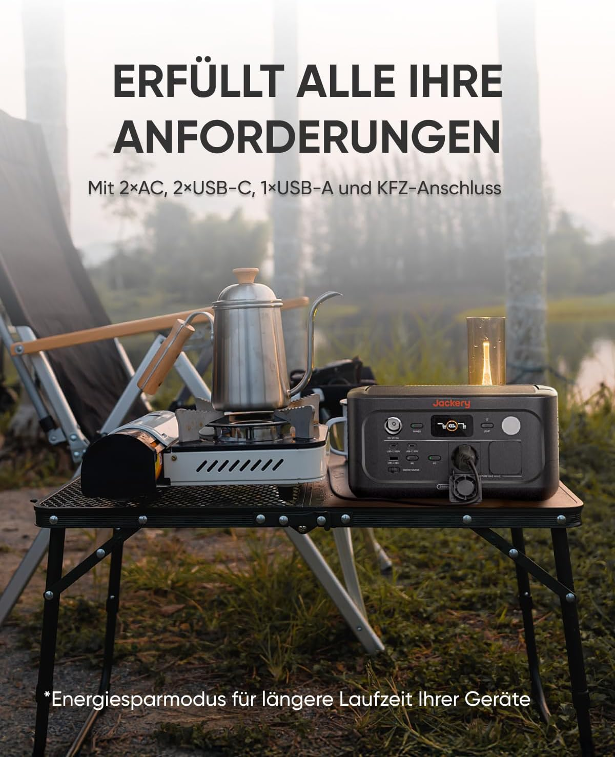 Eine Campingszene mit Tisch, Kessel, Powerstation und Stuhl. Text lautet 'Erfüllt alle Anforderungen'.