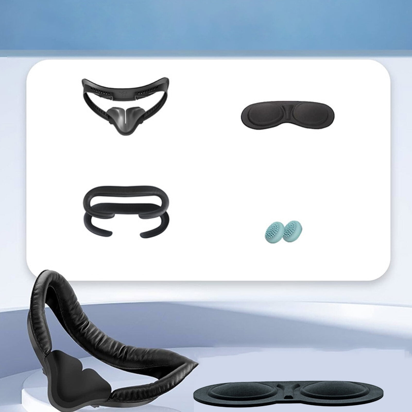 Das Bild zeigt VR-Headset-Zubehör: Kopfband, Gesichtsinterface, Augenabdeckung und zwei kleine blaue Silikonbürsten.