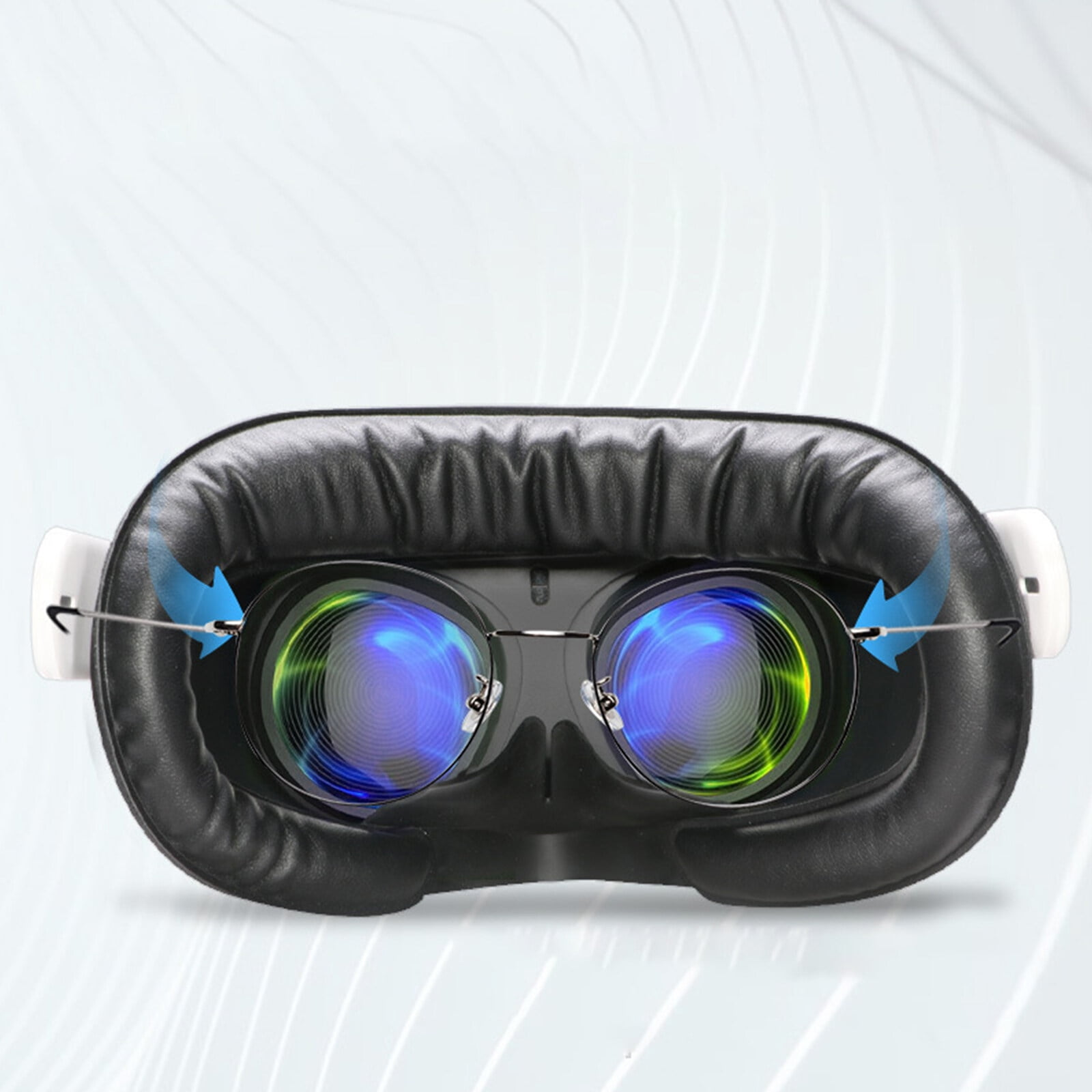VR-Headset mit schwarzer Lederpolsterung, zwei Linsen mit blau-grünen Reflexen und weißen Seitenteilen.