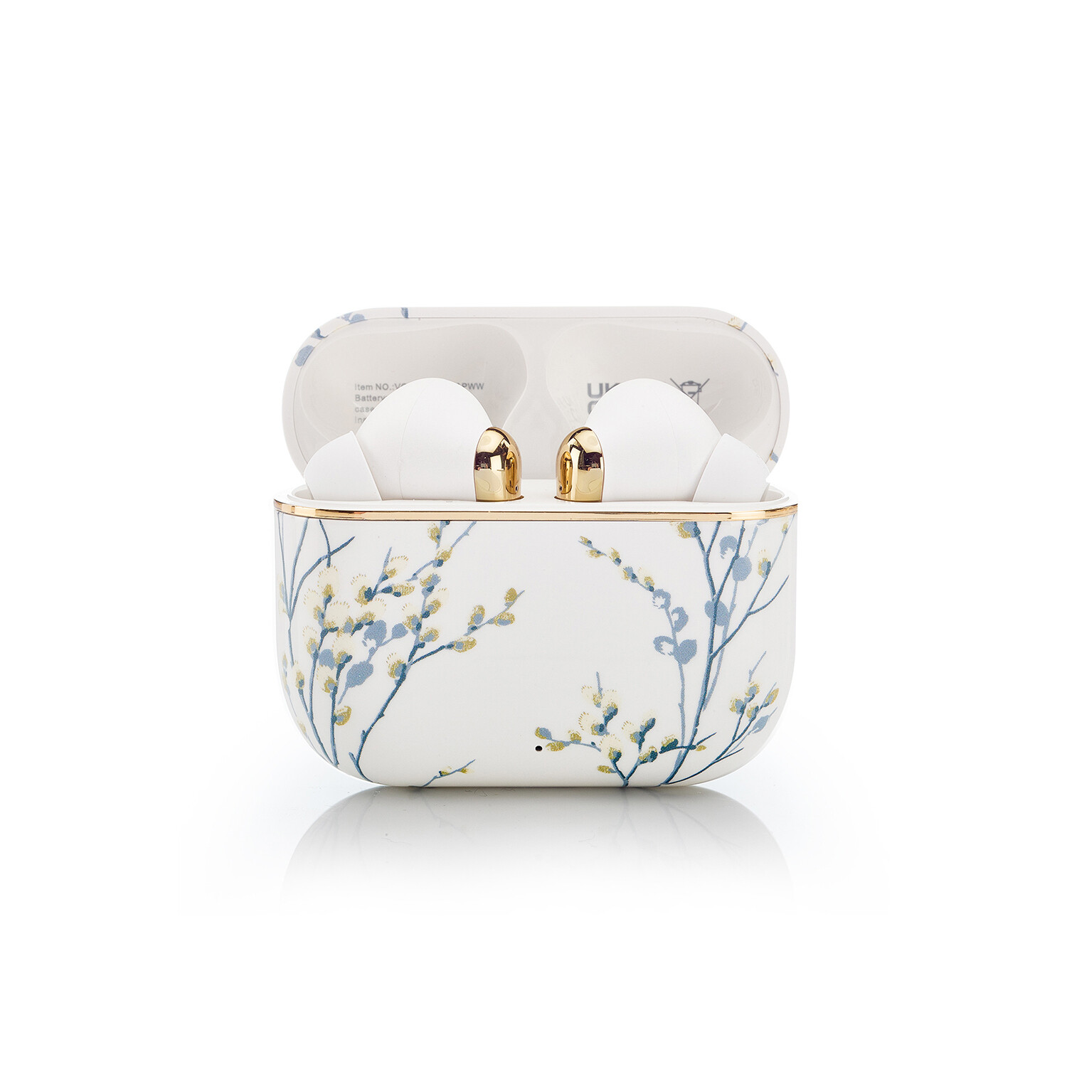 Geöffnete weiße Ohrhörer-Hülle mit floralem Design. Ohrhörer innen, goldene Akzente, weißer Hintergrund.