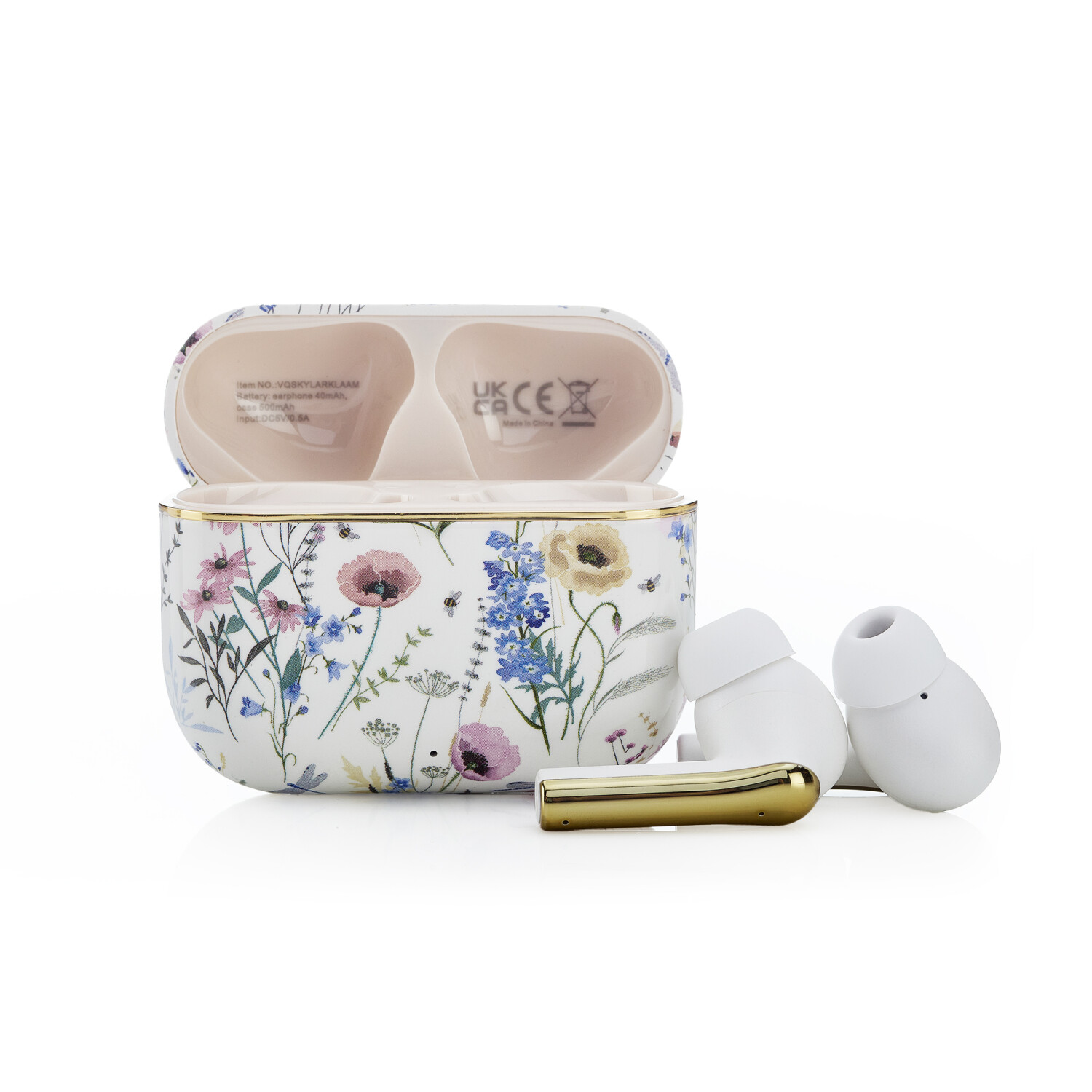 Weiße Ohrhörer mit einer floral gemusterten Ladehülle. Die Hülle ist geöffnet, und ein Ladekabel befindet sich neben den Ohrhörern.