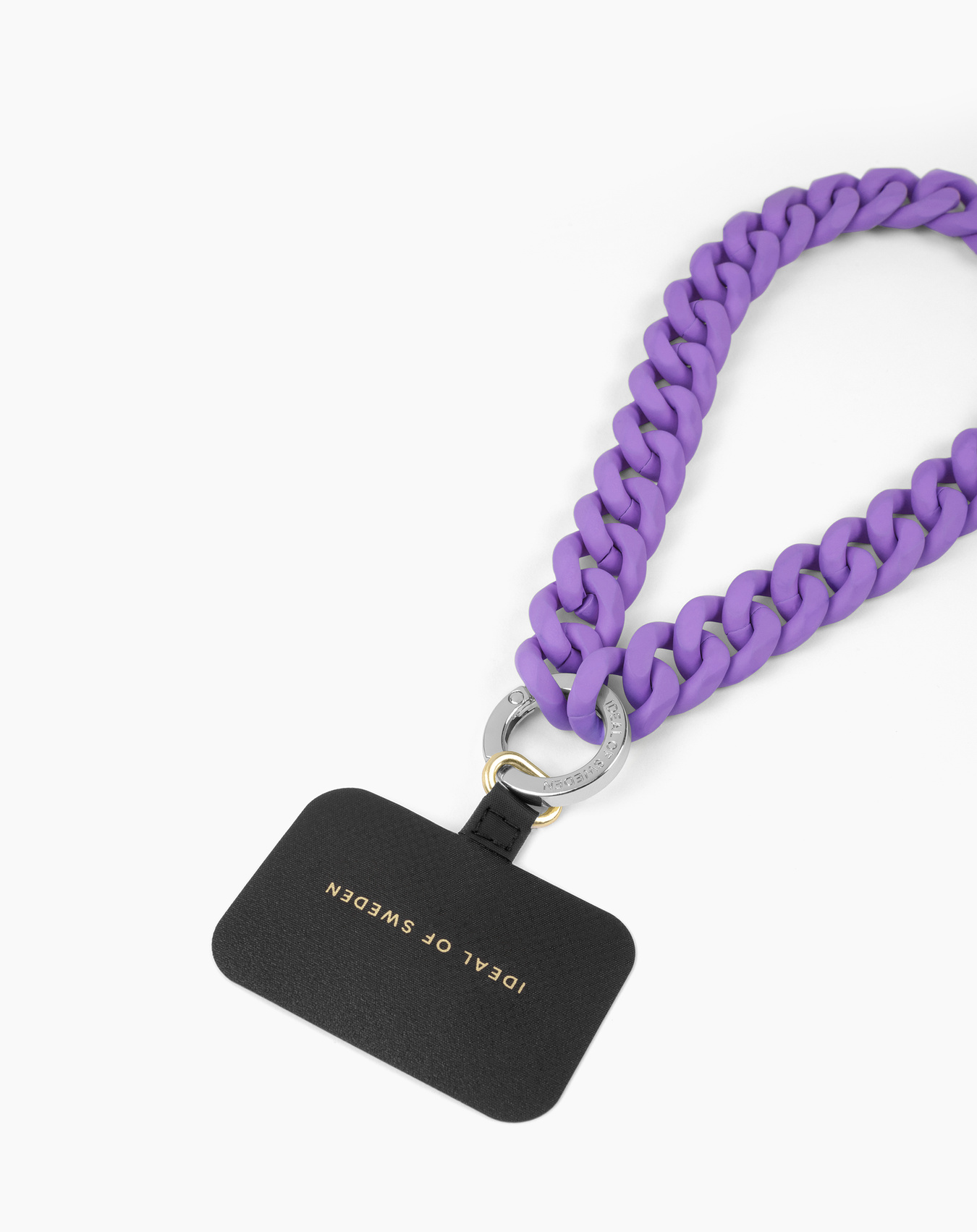 Ein lila Ketten-Handyband mit schwarzem Handyhalter. Weißer Hintergrund. Die Marke ist Ideal of Sweden.