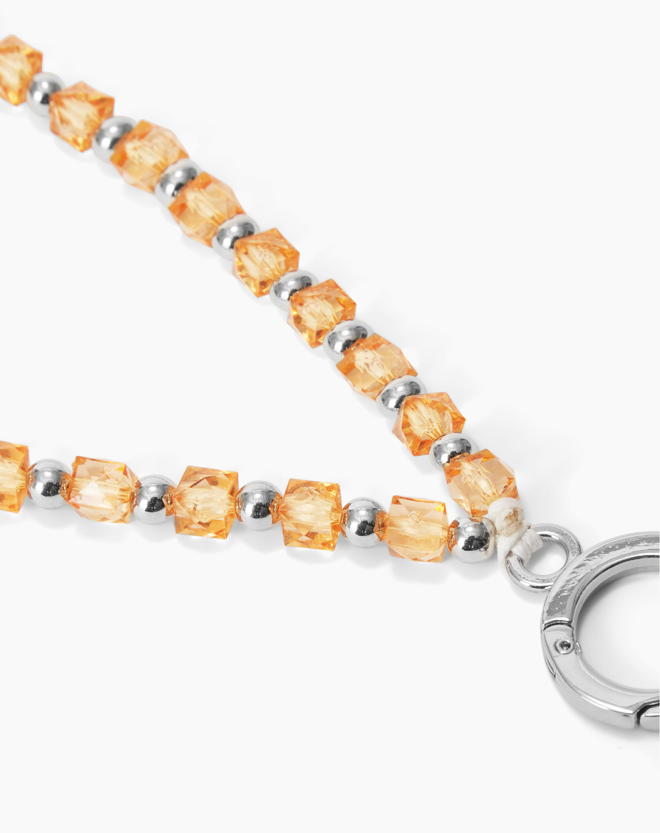 Nahaufnahme einer Halskette mit orangefarbenen, würfelförmigen Perlen, silbernen Perlen und einem Metallverschluss.
