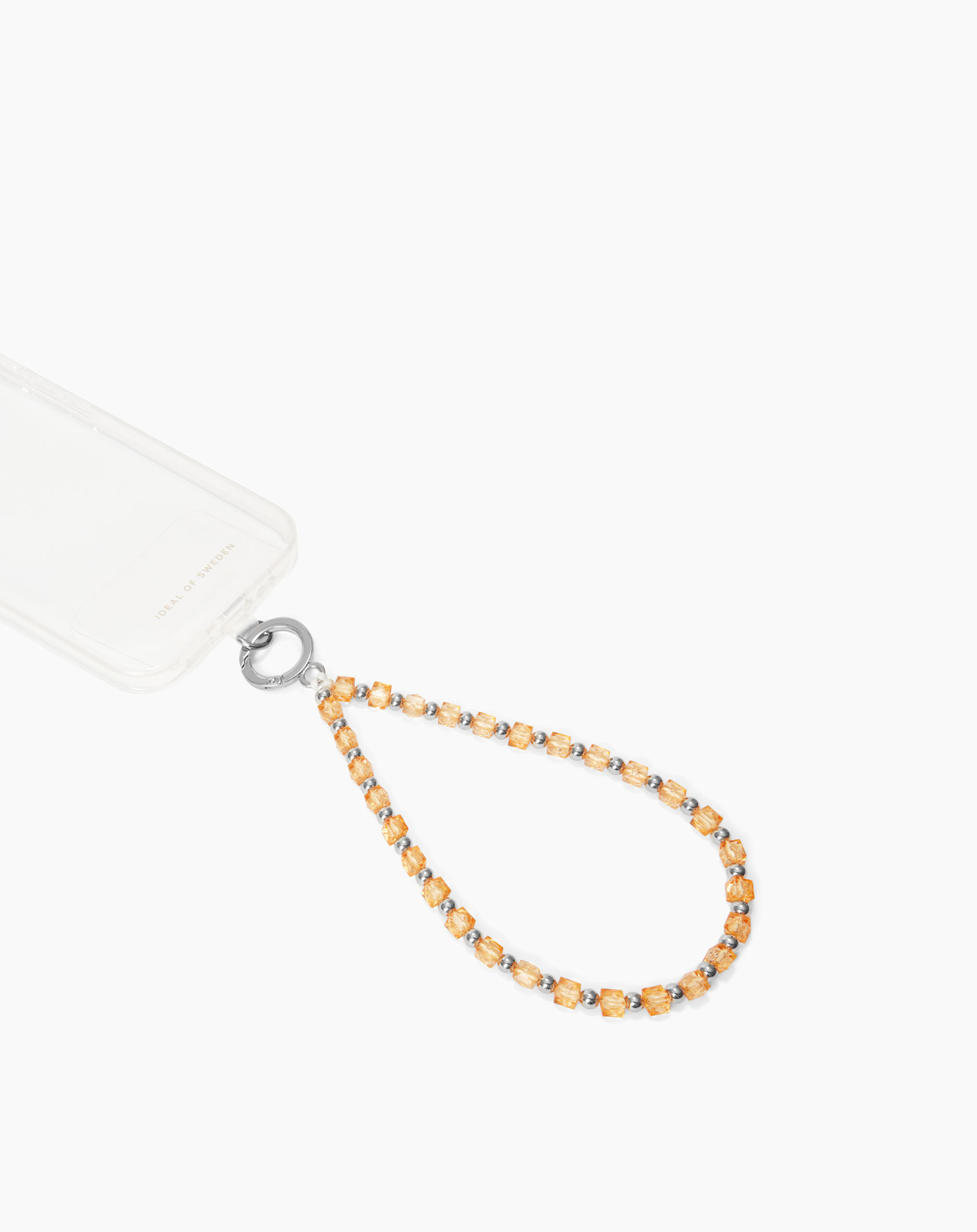 Eine klare Handyhülle mit einem Perlenarmband. Das Armband hat orange-gelbe quadratische Perlen und silberne Perlen, die an der Hülle befestigt sind.