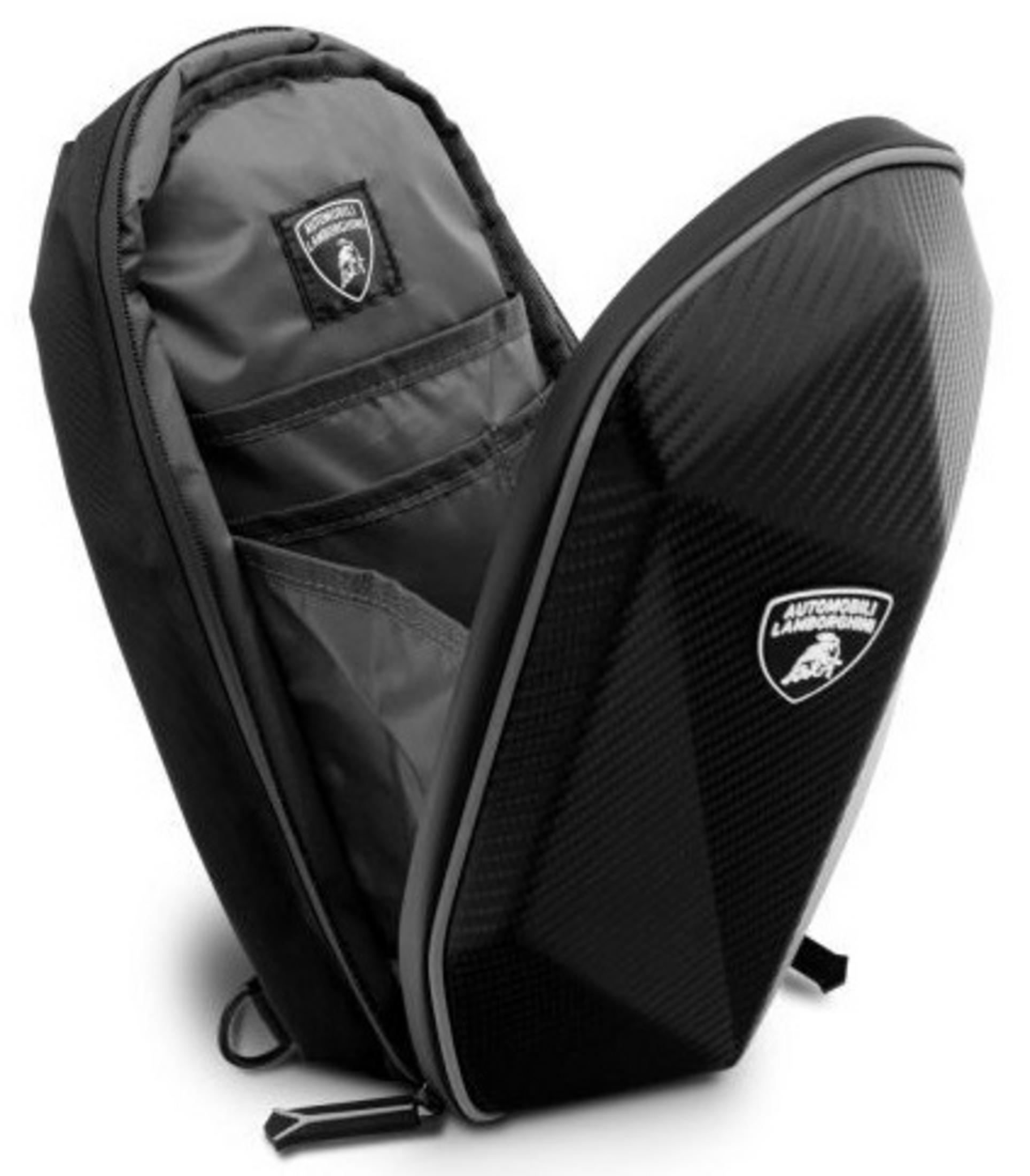Zaino Lamborghini nero, aperto. Loghi, finiture grigie e motivo in fibra di carbonio. Interno ed esterno visibili.