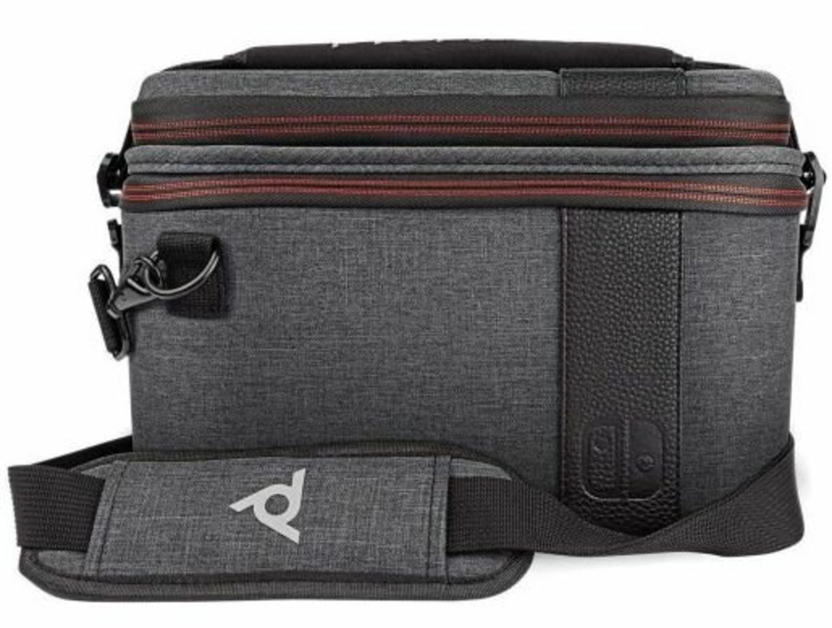 Eine graue Tasche mit schwarzem Griff und Trageriemen. Die Tasche hat einen roten Streifen und ein Logo.