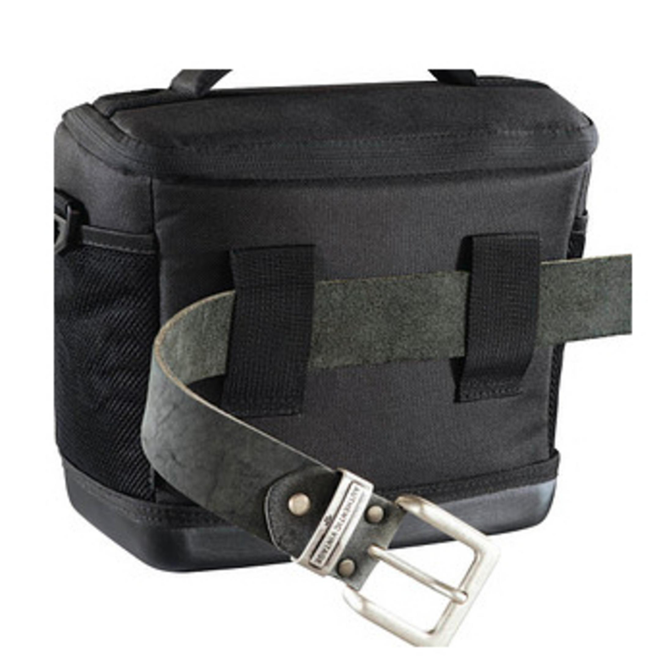 Czarna torba na aparat z szarym paskiem. Pasek ma srebrną klamrę i jest przymocowany do torby czarnymi pętlami.