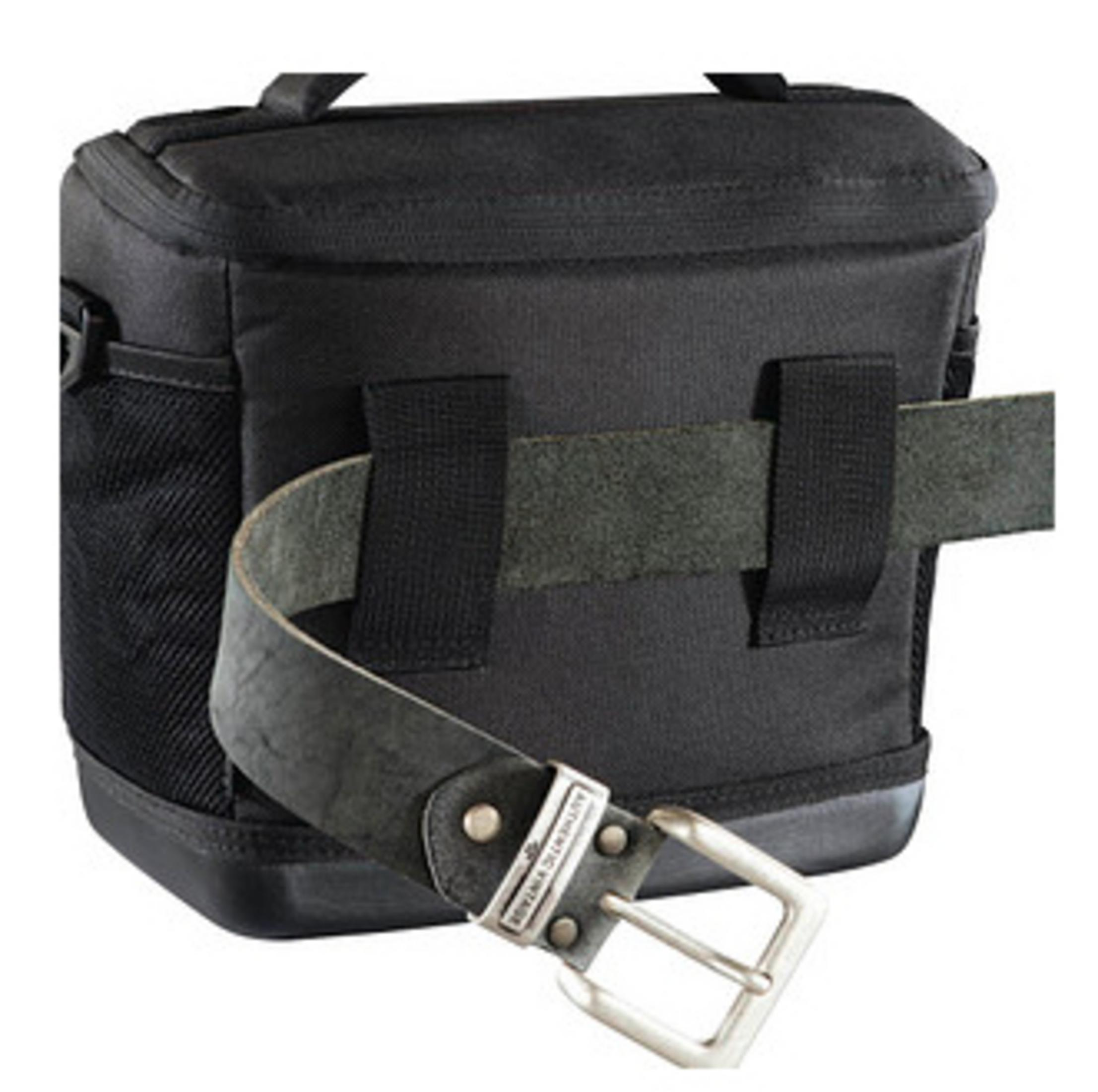 Eine schwarze Tasche mit einem Gürtel darum. Der Gürtel hat eine silberne Schnalle. Die Tasche befindet sich auf weißem Hintergrund.