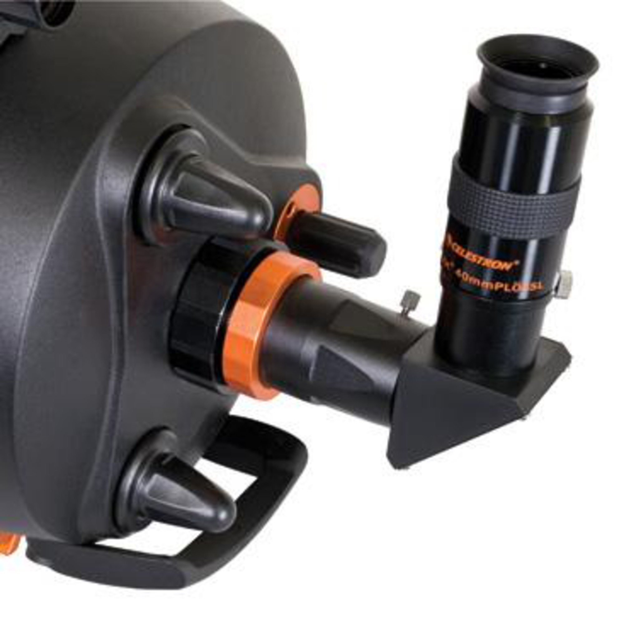 Nahaufnahme eines schwarzen Teleskops mit orangefarbenem Ring und einem schwarzen Celestron-Okular.