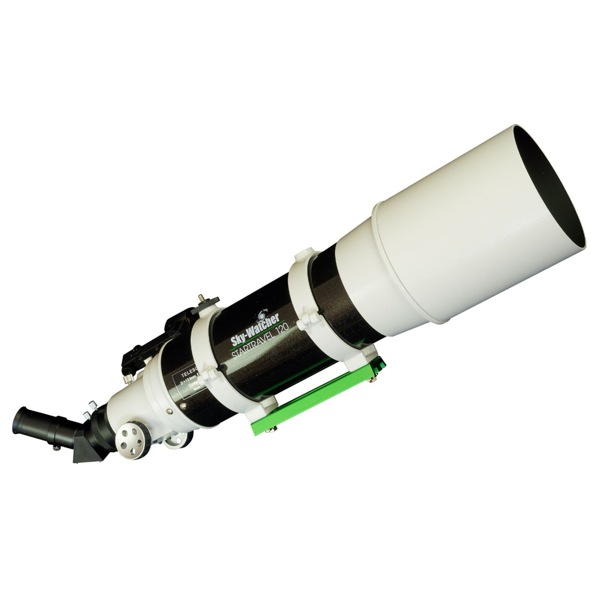 Ein Sky-Watcher StarTravel 120 Teleskop, schwarz und weiß, mit grünen Akzenten, vor weißem Hintergrund.