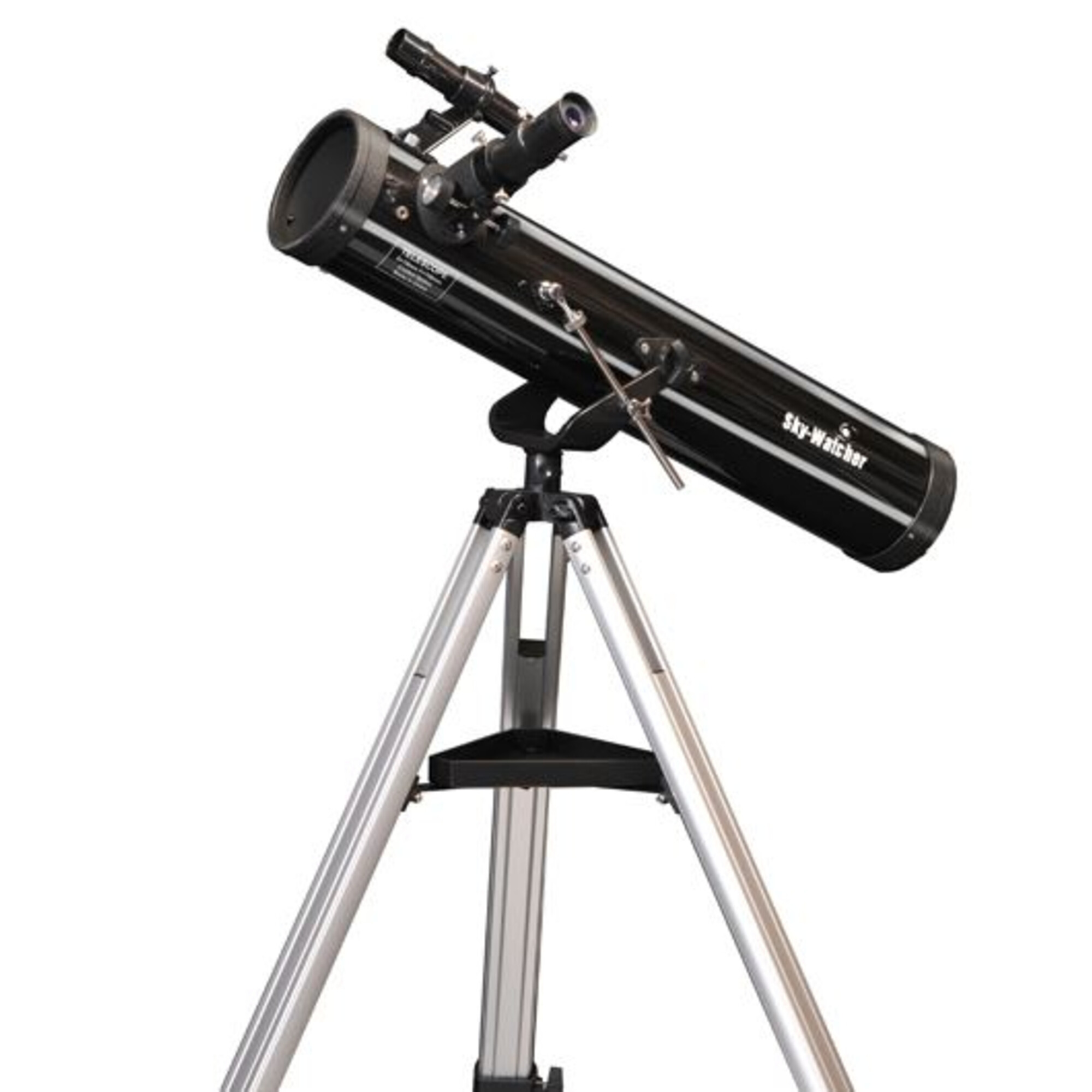 Ein schwarzes Sky-Watcher-Teleskop auf einem silbernen Stativ. Der Hintergrund ist weiß.